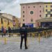 Las tormentas obligan a suspender la ópera 'La Carroza del Real' en la Plaza Mayor de Cuenca 3 El Ayuntamiento de Cuenca ha confirmado la cancelación del espectáculo operístico ‘La Carroza del Real’, cuya representación estaba prevista al aire libre en la ciudad. La decisión municipal responde directamente a las inclemencias meteorológicas actuales, marcadas por episodios continuados de lluvia y tormenta. Las condiciones atmosféricas impiden garantizar el desarrollo técnico del espectáculo y la seguridad del público asistente. El consistorio ha emitido este aviso para evitar desplazamientos innecesarios de los ciudadanos hacia el Casco Antiguo mientras se mantenga este temporal. Impacto en agenda cultural La llegada de este escenario itinerante del Teatro Real había generado expectación entre los vecinos de la capital. Esta iniciativa nacional tiene como objetivo acercar las artes escénicas a las plazas de distintas ciudades españolas. Tal y como ha documentado Liberal de Castilla durante el último año, la Plaza Mayor se mantiene como el enclave prioritario de la administración local para acoger las grandes apuestas de la programación cultural. La inestabilidad climática ha vuelto a condicionar el calendario de eventos en el centro histórico conquense. El archivo de noticias refleja cómo otras actividades al aire libre en Cuenca han enfrentado retos similares recientemente, priorizando siempre la precaución ante alertas meteorológicas. Por el momento, el consistorio no ha detallado si existe la posibilidad de buscar una nueva fecha para que el escenario móvil regrese a la ciudad.