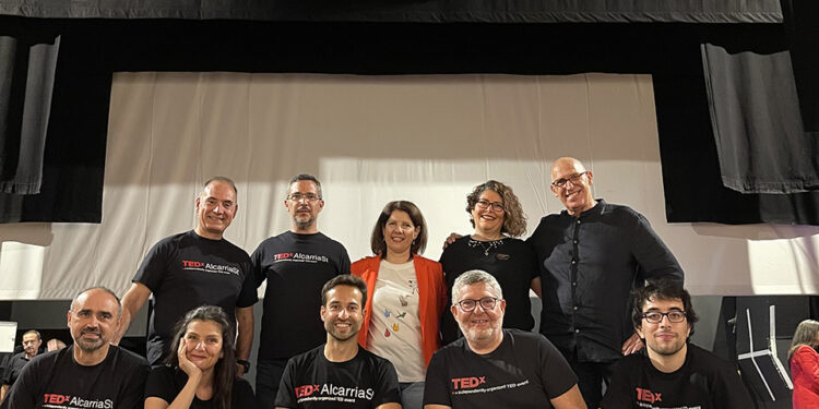 Lleno absoluto en el Teatro Moderno cinco talentos locales protagonizan el éxito del TEDxAlcarriaSt en Guadalajara
