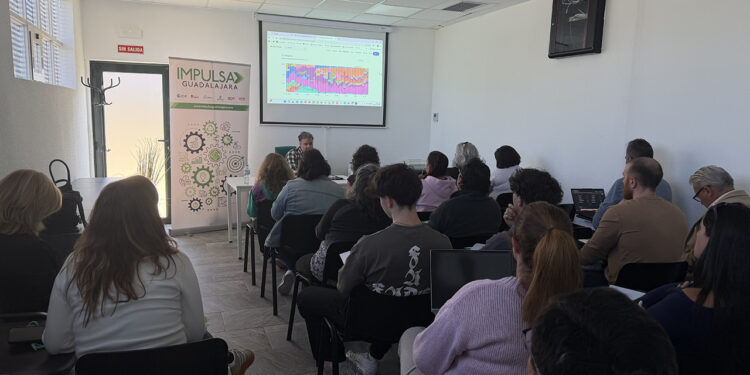 Los negocios de siete municipios de Guadalajara aprenden a facturar y crear agentes autónomos con inteligencia artificial