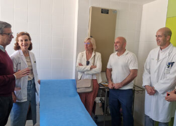 El Gobierno de Castilla-La Mancha ha ampliado los servicios de salud en la comarca de la Manchuela al incorporar una consulta de Cirugía General en el Centro de Especialidades, Diagnóstico y Tratamiento (CEDT) de Motilla del Palancar. Desde esta misma semana, un especialista del Servicio de Cirugía General y Digestiva del Hospital Universitario de Cuenca se desplaza a las instalaciones motillanas. El objetivo principal de la medida es evitar que los pacientes tengan que recorrer los kilómetros que los separan de la capital para ser evaluados. Este facultativo pasará consulta una vez al mes para atender a un mínimo de diez nuevos pacientes y realizar cinco revisiones por jornada, siempre mediante cita previa gestionada por el propio centro. La nueva prestación se suma a las especialidades que ya operaban habitualmente en el CEDT: Alergología, Geriatría, Medicina Interna, Psiquiatría, Rehabilitación y Urología. La actividad asistencial en Motilla del Palancar mantiene una clara tendencia al alza. Entre enero y abril de 2026, el centro registró 1.086 consultas, lo que supone un incremento del 17% respecto al mismo cuatrimestre de 2025, un año que cerró con 2.460 atenciones totales. De manera paralela, el área de Radiodiagnóstico también sigue creciendo, alcanzando las 775 pruebas en los primeros cuatro meses del año, casi un 8% más que en el ejercicio anterior. La descentralización del nuevo Hospital Universitario Esta ampliación de la cartera de servicios responde a la estrategia de reordenación impulsada por la Gerencia del Área Integrada (GAI) de Cuenca. Tal y como ha ido documentando Liberal de Castilla durante el último año, el plan de transición y puesta en marcha del nuevo Hospital Universitario de Cuenca lleva aparejado un modelo de descentralización de los recursos. Mientras el gran complejo de la capital se prepara para asumir los procesos de mayor complejidad tecnológica, la hoja de ruta de la sanidad pública pasa por reforzar las infraestructuras comarcales para descargar de presión al hospital central. La consolidación de los CEDT, como ocurre ahora en Motilla del Palancar, permite acercar las pruebas diagnósticas y las valoraciones especializadas al entorno rural, garantizando una mayor equidad territorial y evitando desplazamientos innecesarios a los vecinos de la provincia.