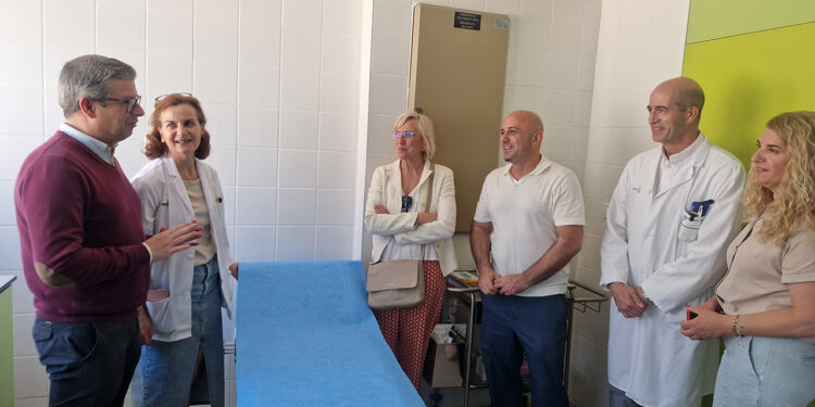 Los vecinos de Motilla del Palancar ya no tendrán que viajar a Cuenca para ir al cirujano general 1 El Gobierno de Castilla-La Mancha ha ampliado los servicios de salud en la comarca de la Manchuela al incorporar una consulta de Cirugía General en el Centro de Especialidades, Diagnóstico y Tratamiento (CEDT) de Motilla del Palancar. Desde esta misma semana, un especialista del Servicio de Cirugía General y Digestiva del Hospital Universitario de Cuenca se desplaza a las instalaciones motillanas. El objetivo principal de la medida es evitar que los pacientes tengan que recorrer los kilómetros que los separan de la capital para ser evaluados. Este facultativo pasará consulta una vez al mes para atender a un mínimo de diez nuevos pacientes y realizar cinco revisiones por jornada, siempre mediante cita previa gestionada por el propio centro. La nueva prestación se suma a las especialidades que ya operaban habitualmente en el CEDT: Alergología, Geriatría, Medicina Interna, Psiquiatría, Rehabilitación y Urología. La actividad asistencial en Motilla del Palancar mantiene una clara tendencia al alza. Entre enero y abril de 2026, el centro registró 1.086 consultas, lo que supone un incremento del 17% respecto al mismo cuatrimestre de 2025, un año que cerró con 2.460 atenciones totales. De manera paralela, el área de Radiodiagnóstico también sigue creciendo, alcanzando las 775 pruebas en los primeros cuatro meses del año, casi un 8% más que en el ejercicio anterior. La descentralización del nuevo Hospital Universitario Esta ampliación de la cartera de servicios responde a la estrategia de reordenación impulsada por la Gerencia del Área Integrada (GAI) de Cuenca. Tal y como ha ido documentando Liberal de Castilla durante el último año, el plan de transición y puesta en marcha del nuevo Hospital Universitario de Cuenca lleva aparejado un modelo de descentralización de los recursos. Mientras el gran complejo de la capital se prepara para asumir los procesos de mayor complejidad tecnológica, la hoja de ruta de la sanidad pública pasa por reforzar las infraestructuras comarcales para descargar de presión al hospital central. La consolidación de los CEDT, como ocurre ahora en Motilla del Palancar, permite acercar las pruebas diagnósticas y las valoraciones especializadas al entorno rural, garantizando una mayor equidad territorial y evitando desplazamientos innecesarios a los vecinos de la provincia.