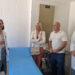Los vecinos de Motilla del Palancar ya no tendrán que viajar a Cuenca para ir al cirujano general 3 El Gobierno de Castilla-La Mancha ha ampliado los servicios de salud en la comarca de la Manchuela al incorporar una consulta de Cirugía General en el Centro de Especialidades, Diagnóstico y Tratamiento (CEDT) de Motilla del Palancar. Desde esta misma semana, un especialista del Servicio de Cirugía General y Digestiva del Hospital Universitario de Cuenca se desplaza a las instalaciones motillanas. El objetivo principal de la medida es evitar que los pacientes tengan que recorrer los kilómetros que los separan de la capital para ser evaluados. Este facultativo pasará consulta una vez al mes para atender a un mínimo de diez nuevos pacientes y realizar cinco revisiones por jornada, siempre mediante cita previa gestionada por el propio centro. La nueva prestación se suma a las especialidades que ya operaban habitualmente en el CEDT: Alergología, Geriatría, Medicina Interna, Psiquiatría, Rehabilitación y Urología. La actividad asistencial en Motilla del Palancar mantiene una clara tendencia al alza. Entre enero y abril de 2026, el centro registró 1.086 consultas, lo que supone un incremento del 17% respecto al mismo cuatrimestre de 2025, un año que cerró con 2.460 atenciones totales. De manera paralela, el área de Radiodiagnóstico también sigue creciendo, alcanzando las 775 pruebas en los primeros cuatro meses del año, casi un 8% más que en el ejercicio anterior. La descentralización del nuevo Hospital Universitario Esta ampliación de la cartera de servicios responde a la estrategia de reordenación impulsada por la Gerencia del Área Integrada (GAI) de Cuenca. Tal y como ha ido documentando Liberal de Castilla durante el último año, el plan de transición y puesta en marcha del nuevo Hospital Universitario de Cuenca lleva aparejado un modelo de descentralización de los recursos. Mientras el gran complejo de la capital se prepara para asumir los procesos de mayor complejidad tecnológica, la hoja de ruta de la sanidad pública pasa por reforzar las infraestructuras comarcales para descargar de presión al hospital central. La consolidación de los CEDT, como ocurre ahora en Motilla del Palancar, permite acercar las pruebas diagnósticas y las valoraciones especializadas al entorno rural, garantizando una mayor equidad territorial y evitando desplazamientos innecesarios a los vecinos de la provincia.