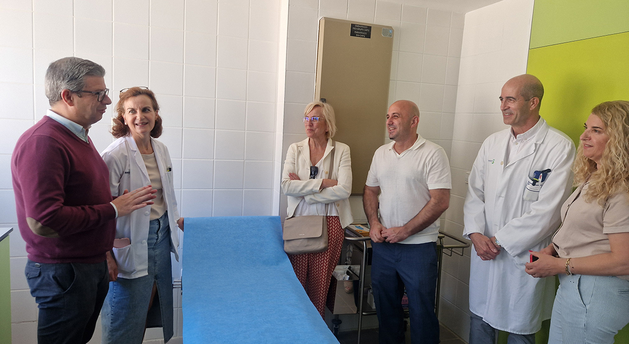Los vecinos de Motilla del Palancar ya no tendrán que viajar a Cuenca para ir al cirujano general 2 El Gobierno de Castilla-La Mancha ha ampliado los servicios de salud en la comarca de la Manchuela al incorporar una consulta de Cirugía General en el Centro de Especialidades, Diagnóstico y Tratamiento (CEDT) de Motilla del Palancar. Desde esta misma semana, un especialista del Servicio de Cirugía General y Digestiva del Hospital Universitario de Cuenca se desplaza a las instalaciones motillanas. El objetivo principal de la medida es evitar que los pacientes tengan que recorrer los kilómetros que los separan de la capital para ser evaluados.Este facultativo pasará consulta una vez al mes para atender a un mínimo de diez nuevos pacientes y realizar cinco revisiones por jornada, siempre mediante cita previa gestionada por el propio centro. La nueva prestación se suma a las especialidades que ya operaban habitualmente en el CEDT: Alergología, Geriatría, Medicina Interna, Psiquiatría, Rehabilitación y Urología.La actividad asistencial en Motilla del Palancar mantiene una clara tendencia al alza. Entre enero y abril de 2026, el centro registró 1.086 consultas, lo que supone un incremento del 17% respecto al mismo cuatrimestre de 2025, un año que cerró con 2.460 atenciones totales. De manera paralela, el área de Radiodiagnóstico también sigue creciendo, alcanzando las 775 pruebas en los primeros cuatro meses del año, casi un 8% más que en el ejercicio anterior.La descentralización del nuevo Hospital Universitario
Esta ampliación de la cartera de servicios responde a la estrategia de reordenación impulsada por la Gerencia del Área Integrada (GAI) de Cuenca. Tal y como ha ido documentando Liberal de Castilla durante el último año, el plan de transición y puesta en marcha del nuevo Hospital Universitario de Cuenca lleva aparejado un modelo de descentralización de los recursos.Mientras el gran complejo de la capital se prepara para asumir los procesos de mayor complejidad tecnológica, la hoja de ruta de la sanidad pública pasa por reforzar las infraestructuras comarcales para descargar de presión al hospital central. La consolidación de los CEDT, como ocurre ahora en Motilla del Palancar, permite acercar las pruebas diagnósticas y las valoraciones especializadas al entorno rural, garantizando una mayor equidad territorial y evitando desplazamientos innecesarios a los vecinos de la provincia.