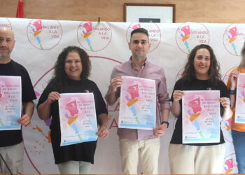Más de 4.000 personas pasarán por el San Blas en el III Certamen de Danza «Bailando a la Vida» 8 El Polideportivo Municipal cabanillero acogerá este fin de semana de 23 y 24 de mayo un gran evento de baile organizado por la Asociación Rincón Flamenco Más de 2.000 aficionados a la danza, llegados de toda España, participarán este fin de semana de 23 y 24 de mayo en el III Certamen «Bailando a la Vida», una cita organizada por la Asociación Rincón Flamenco de Guadalajara, y que en este 2026 llega por primera vez a Cabanillas del Campo, tras las dos primeras ediciones celebradas en la capital provincial. En total, se calcula que entre 4.000 y 5.000 personas, entre participantes y familiares y acompañantes, pasarán por el Polideportivo San Blas a lo largo de los dos días, en jornadas de mañana y tarde, para un evento en el que concursan bailarines de toda la geografía nacional, en las modalidades de Danza Urbana, Danza Clásica, Danza Moderna y Danza Española / Flamenco. El certamen fue presentado en la mañana de este jueves 21 de mayo en el Salón de Plenos del Ayuntamiento de Cabanillas, en una rueda de prensa con el alcalde, José García Salinas, y la presidenta de la asociación organizadora, Elvira Sedano. «Para Cabanillas es una enorme satisfacción acoger este evento, una cita muy importante dentro del panorama nacional de la danza», señaló Salinas en la presentación, destacando que albergar el concurso «supone una magnífica noticia para el pueblo, tanto desde el punto de vista cultural como social y económico». Salinas explicó que el Ayuntamiento aporta al certamen el uso de las instalaciones del Polideportivo Municipal durante todo el fin de semana, y destacó que precisamente este evento va a servir para estrenar el nuevo sistema de iluminación artificial recién colocado en la instalación municipal. El alcalde señaló también que acoger este certamen «proyecta para Cabanillas la imagen de un municipio dinámico, abierto y preparado para acoger grandes acontecimientos», y destacó la importancia de la danza y el baile como manifestación de «cultura, esfuerzo, disciplina, creatividad, emoción y deporte; una forma de expresión universal que une a personas de todas las edades y que transmite valores muy positivos». Dos días de concurso Por su parte, Elvira Sedano explicó las características básicas de un concurso que ha ido creciendo exponencialmente desde su nacimiento, hasta superar en esta edición las 2.000 personas inscritas, con más de medio centenar de clubes y escuelas de baile presentes en el campeonato. Así, llegarán bailarines de muchos pueblos de la provincia, del entorno del Corredor del Henares, pero también de lugares más alejados, como Segovia, Albacete, Valencia o Asturias, en un evento en el que destacó la enorme variedad de participantes: la más joven será una niña de 3 años, y los más veteranos, una pareja de octogenarios, explicó la presidenta de «Rincón Flamenco». En cuanto al torneo, comenzará a las 8 de la mañana del sábado con la recepción de bailarines, y a las 08:30 h. arrancará la competición. El sábado por la mañana será el certamen de «Danza Urbana»; el sábado por la tarde, el de Danza Clásica y Moderna; y el domingo, la competición de Danza Española y Flamenco. Se calcula que el evento se extenderá hasta las 17 h. del 24 de mayo. El campeonato, además de en estas modalidades, estructura la competición en distintos niveles de edad: «Baby» (3-7 años), «Infantil» (8-11 años), «Júnior» (12-14 años), «Juvenil» (15-17 años), «Absoluta» (18-35 años) y «Sénior» (+ 36 años). Además se distinguen también las categorías de bailarines individuales, dúos y grupos. La cita contará con la presencia de un Jurado altamente profesional, con personalidades de la talla de Quique Guijarro (ganador del concurso televisivo «¡Fama! A bailar»); el reputado bailarín y coreógrafo Egoitz González; Jesús Florencio, quien fuera bailarín del Ballet Nacional de España o de la Compañía Nacional de Nacho Duato; o la coreógrafa Cuca Pon, una especialista en teatro musical que ha formado parte de musicales de la importancia de «Cats» o «La Bella y la Bestia», y que ha trabajado en grandes programas de televisión. Todas las actuaciones se desarrollarán en un escenario de 120 metros cuadrados ubicado en la pista central del Polideportivo San Blas.