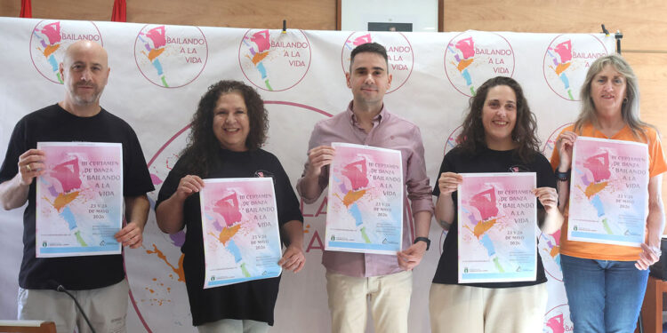 El Polideportivo Municipal cabanillero acogerá este fin de semana de 23 y 24 de mayo un gran evento de baile organizado por la Asociación Rincón Flamenco Más de 2.000 aficionados a la danza, llegados de toda España, participarán este fin de semana de 23 y 24 de mayo en el III Certamen «Bailando a la Vida», una cita organizada por la Asociación Rincón Flamenco de Guadalajara, y que en este 2026 llega por primera vez a Cabanillas del Campo, tras las dos primeras ediciones celebradas en la capital provincial. En total, se calcula que entre 4.000 y 5.000 personas, entre participantes y familiares y acompañantes, pasarán por el Polideportivo San Blas a lo largo de los dos días, en jornadas de mañana y tarde, para un evento en el que concursan bailarines de toda la geografía nacional, en las modalidades de Danza Urbana, Danza Clásica, Danza Moderna y Danza Española / Flamenco. El certamen fue presentado en la mañana de este jueves 21 de mayo en el Salón de Plenos del Ayuntamiento de Cabanillas, en una rueda de prensa con el alcalde, José García Salinas, y la presidenta de la asociación organizadora, Elvira Sedano. «Para Cabanillas es una enorme satisfacción acoger este evento, una cita muy importante dentro del panorama nacional de la danza», señaló Salinas en la presentación, destacando que albergar el concurso «supone una magnífica noticia para el pueblo, tanto desde el punto de vista cultural como social y económico». Salinas explicó que el Ayuntamiento aporta al certamen el uso de las instalaciones del Polideportivo Municipal durante todo el fin de semana, y destacó que precisamente este evento va a servir para estrenar el nuevo sistema de iluminación artificial recién colocado en la instalación municipal. El alcalde señaló también que acoger este certamen «proyecta para Cabanillas la imagen de un municipio dinámico, abierto y preparado para acoger grandes acontecimientos», y destacó la importancia de la danza y el baile como manifestación de «cultura, esfuerzo, disciplina, creatividad, emoción y deporte; una forma de expresión universal que une a personas de todas las edades y que transmite valores muy positivos». Dos días de concurso Por su parte, Elvira Sedano explicó las características básicas de un concurso que ha ido creciendo exponencialmente desde su nacimiento, hasta superar en esta edición las 2.000 personas inscritas, con más de medio centenar de clubes y escuelas de baile presentes en el campeonato. Así, llegarán bailarines de muchos pueblos de la provincia, del entorno del Corredor del Henares, pero también de lugares más alejados, como Segovia, Albacete, Valencia o Asturias, en un evento en el que destacó la enorme variedad de participantes: la más joven será una niña de 3 años, y los más veteranos, una pareja de octogenarios, explicó la presidenta de «Rincón Flamenco». En cuanto al torneo, comenzará a las 8 de la mañana del sábado con la recepción de bailarines, y a las 08:30 h. arrancará la competición. El sábado por la mañana será el certamen de «Danza Urbana»; el sábado por la tarde, el de Danza Clásica y Moderna; y el domingo, la competición de Danza Española y Flamenco. Se calcula que el evento se extenderá hasta las 17 h. del 24 de mayo. El campeonato, además de en estas modalidades, estructura la competición en distintos niveles de edad: «Baby» (3-7 años), «Infantil» (8-11 años), «Júnior» (12-14 años), «Juvenil» (15-17 años), «Absoluta» (18-35 años) y «Sénior» (+ 36 años). Además se distinguen también las categorías de bailarines individuales, dúos y grupos. La cita contará con la presencia de un Jurado altamente profesional, con personalidades de la talla de Quique Guijarro (ganador del concurso televisivo «¡Fama! A bailar»); el reputado bailarín y coreógrafo Egoitz González; Jesús Florencio, quien fuera bailarín del Ballet Nacional de España o de la Compañía Nacional de Nacho Duato; o la coreógrafa Cuca Pon, una especialista en teatro musical que ha formado parte de musicales de la importancia de «Cats» o «La Bella y la Bestia», y que ha trabajado en grandes programas de televisión. Todas las actuaciones se desarrollarán en un escenario de 120 metros cuadrados ubicado en la pista central del Polideportivo San Blas.