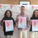 El Polideportivo Municipal cabanillero acogerá este fin de semana de 23 y 24 de mayo un gran evento de baile organizado por la Asociación Rincón Flamenco Más de 2.000 aficionados a la danza, llegados de toda España, participarán este fin de semana de 23 y 24 de mayo en el III Certamen «Bailando a la Vida», una cita organizada por la Asociación Rincón Flamenco de Guadalajara, y que en este 2026 llega por primera vez a Cabanillas del Campo, tras las dos primeras ediciones celebradas en la capital provincial. En total, se calcula que entre 4.000 y 5.000 personas, entre participantes y familiares y acompañantes, pasarán por el Polideportivo San Blas a lo largo de los dos días, en jornadas de mañana y tarde, para un evento en el que concursan bailarines de toda la geografía nacional, en las modalidades de Danza Urbana, Danza Clásica, Danza Moderna y Danza Española / Flamenco. El certamen fue presentado en la mañana de este jueves 21 de mayo en el Salón de Plenos del Ayuntamiento de Cabanillas, en una rueda de prensa con el alcalde, José García Salinas, y la presidenta de la asociación organizadora, Elvira Sedano. «Para Cabanillas es una enorme satisfacción acoger este evento, una cita muy importante dentro del panorama nacional de la danza», señaló Salinas en la presentación, destacando que albergar el concurso «supone una magnífica noticia para el pueblo, tanto desde el punto de vista cultural como social y económico». Salinas explicó que el Ayuntamiento aporta al certamen el uso de las instalaciones del Polideportivo Municipal durante todo el fin de semana, y destacó que precisamente este evento va a servir para estrenar el nuevo sistema de iluminación artificial recién colocado en la instalación municipal. El alcalde señaló también que acoger este certamen «proyecta para Cabanillas la imagen de un municipio dinámico, abierto y preparado para acoger grandes acontecimientos», y destacó la importancia de la danza y el baile como manifestación de «cultura, esfuerzo, disciplina, creatividad, emoción y deporte; una forma de expresión universal que une a personas de todas las edades y que transmite valores muy positivos». Dos días de concurso Por su parte, Elvira Sedano explicó las características básicas de un concurso que ha ido creciendo exponencialmente desde su nacimiento, hasta superar en esta edición las 2.000 personas inscritas, con más de medio centenar de clubes y escuelas de baile presentes en el campeonato. Así, llegarán bailarines de muchos pueblos de la provincia, del entorno del Corredor del Henares, pero también de lugares más alejados, como Segovia, Albacete, Valencia o Asturias, en un evento en el que destacó la enorme variedad de participantes: la más joven será una niña de 3 años, y los más veteranos, una pareja de octogenarios, explicó la presidenta de «Rincón Flamenco». En cuanto al torneo, comenzará a las 8 de la mañana del sábado con la recepción de bailarines, y a las 08:30 h. arrancará la competición. El sábado por la mañana será el certamen de «Danza Urbana»; el sábado por la tarde, el de Danza Clásica y Moderna; y el domingo, la competición de Danza Española y Flamenco. Se calcula que el evento se extenderá hasta las 17 h. del 24 de mayo. El campeonato, además de en estas modalidades, estructura la competición en distintos niveles de edad: «Baby» (3-7 años), «Infantil» (8-11 años), «Júnior» (12-14 años), «Juvenil» (15-17 años), «Absoluta» (18-35 años) y «Sénior» (+ 36 años). Además se distinguen también las categorías de bailarines individuales, dúos y grupos. La cita contará con la presencia de un Jurado altamente profesional, con personalidades de la talla de Quique Guijarro (ganador del concurso televisivo «¡Fama! A bailar»); el reputado bailarín y coreógrafo Egoitz González; Jesús Florencio, quien fuera bailarín del Ballet Nacional de España o de la Compañía Nacional de Nacho Duato; o la coreógrafa Cuca Pon, una especialista en teatro musical que ha formado parte de musicales de la importancia de «Cats» o «La Bella y la Bestia», y que ha trabajado en grandes programas de televisión. Todas las actuaciones se desarrollarán en un escenario de 120 metros cuadrados ubicado en la pista central del Polideportivo San Blas.