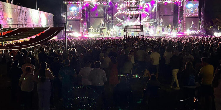 Más de 6.000 conquenses abarrotan La Fuensanta en el multitudinario cierre del Día del Vecino con la orquesta Panorama