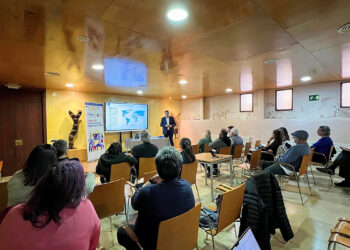Medio centenar de profesionales, autónomos y empresarios de la provincia se han reunido este martes en la Hospedería Porta Coeli de Sigüenza para prepararse ante los nuevos requisitos de facturación digital. La jornada, organizada por la Oficina Acelera Pyme Guadalajara tanto en formato presencial como online, ha servido para desgranar los detalles del sistema VeriFactu y los plazos de adaptación que la Ley Antifraude fija para el año 2027. La sesión ha contado con las intervenciones de Víctor Pérez, representante de ADISS Software, y Jesús Moreno, director de Pedro Moreno e Hijos. Ambos expertos han detallado las exigencias técnicas que deberán cumplir los programas informáticos de las empresas, haciendo hincapié en la necesidad de contar con mecanismos de trazabilidad, control de modificaciones y conexión directa con la Agencia Tributaria. Los ponentes han insistido a los negocios locales en la importancia de anticiparse a esta obligación legal para evitar problemas de última hora. Además del marco normativo, el encuentro ha incluido un taller práctico enfocado en el abandono definitivo del papel y el Excel. Durante esta demostración, se ha evidenciado cómo las nuevas herramientas tecnológicas permiten a las empresas automatizar tareas, compartir documentos en tiempo real con las asesorías y reducir los errores contables. Desde la Oficina Acelera Pyme Guadalajara, gestionada por ADEL Sierra Norte, han recordado a los asistentes que la transición hacia la factura electrónica obligatoria no es solo un trámite legal, sino una vía directa para ganar eficiencia y competitividad en el mercado actual, manteniendo además su servicio de asesoramiento gratuito para los emprendedores de la provincia. El impulso a la digitalización rural en la Sierra Norte La llegada de VeriFactu y la obligatoriedad de la factura electrónica marcan un nuevo hito en el proceso de transformación digital que el tejido empresarial de Guadalajara lleva experimentando en los últimos meses. Según consta en los registros de Liberal de Castilla, las instituciones provinciales han intensificado recientemente sus esfuerzos para llevar la digitalización a las zonas rurales, especialmente a través de iniciativas como las de ADEL Sierra Norte. Durante el último año, la comarca ha sido escenario de diversas campañas destinadas a reducir la brecha digital en los pequeños municipios, promoviendo el uso de herramientas tecnológicas para asentar población y modernizar los negocios locales. La jornada celebrada ahora en Sigüenza supone la evolución natural de este proceso: las administraciones ya no solo buscan que las empresas rurales tengan presencia en internet o redes sociales, sino que las acompañan en la modernización interna de su gestión contable para que puedan cumplir con las mismas normativas de Hacienda que las grandes corporaciones, garantizando su viabilidad técnica de cara a 2027.