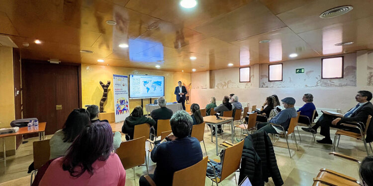 Medio centenar de profesionales, autónomos y empresarios de la provincia se han reunido este martes en la Hospedería Porta Coeli de Sigüenza para prepararse ante los nuevos requisitos de facturación digital. La jornada, organizada por la Oficina Acelera Pyme Guadalajara tanto en formato presencial como online, ha servido para desgranar los detalles del sistema VeriFactu y los plazos de adaptación que la Ley Antifraude fija para el año 2027. La sesión ha contado con las intervenciones de Víctor Pérez, representante de ADISS Software, y Jesús Moreno, director de Pedro Moreno e Hijos. Ambos expertos han detallado las exigencias técnicas que deberán cumplir los programas informáticos de las empresas, haciendo hincapié en la necesidad de contar con mecanismos de trazabilidad, control de modificaciones y conexión directa con la Agencia Tributaria. Los ponentes han insistido a los negocios locales en la importancia de anticiparse a esta obligación legal para evitar problemas de última hora. Además del marco normativo, el encuentro ha incluido un taller práctico enfocado en el abandono definitivo del papel y el Excel. Durante esta demostración, se ha evidenciado cómo las nuevas herramientas tecnológicas permiten a las empresas automatizar tareas, compartir documentos en tiempo real con las asesorías y reducir los errores contables. Desde la Oficina Acelera Pyme Guadalajara, gestionada por ADEL Sierra Norte, han recordado a los asistentes que la transición hacia la factura electrónica obligatoria no es solo un trámite legal, sino una vía directa para ganar eficiencia y competitividad en el mercado actual, manteniendo además su servicio de asesoramiento gratuito para los emprendedores de la provincia. El impulso a la digitalización rural en la Sierra Norte La llegada de VeriFactu y la obligatoriedad de la factura electrónica marcan un nuevo hito en el proceso de transformación digital que el tejido empresarial de Guadalajara lleva experimentando en los últimos meses. Según consta en los registros de Liberal de Castilla, las instituciones provinciales han intensificado recientemente sus esfuerzos para llevar la digitalización a las zonas rurales, especialmente a través de iniciativas como las de ADEL Sierra Norte. Durante el último año, la comarca ha sido escenario de diversas campañas destinadas a reducir la brecha digital en los pequeños municipios, promoviendo el uso de herramientas tecnológicas para asentar población y modernizar los negocios locales. La jornada celebrada ahora en Sigüenza supone la evolución natural de este proceso: las administraciones ya no solo buscan que las empresas rurales tengan presencia en internet o redes sociales, sino que las acompañan en la modernización interna de su gestión contable para que puedan cumplir con las mismas normativas de Hacienda que las grandes corporaciones, garantizando su viabilidad técnica de cara a 2027.