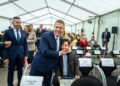 El presidente autonómico, Emiliano García-Page, ha avanzado este mediodía la aprobación, el próximo martes, en la reunión del Consejo de Gobierno, de una partida de 35 millones de euros que beneficiará a 10.000 personas desempleadas de la región, que podrán involucrarse “en procesos de Formación Profesional” para mejorar su inserción en el mercado laboral, en lo que ha definido como “un acompañamiento a las empresas que es elemental”. Así lo ha dado a conocer García-Page en la conmemoración del centenario de la fábrica de Holcim en Villaluenga de la Sagra, una de las cementeras de referencia del país, de la que ha remarcado que es “una empresa que tiene que ver con lo que ha progresado España y con lo que ha avanzado este país”. En este contexto, el jefe del Ejecutivo castellanomanchego ha subrayado que “el futuro está en la formación” y que, precisamente, el modelo de Formación Profesional que se imparte en la Comunidad Autónoma tiene “muchísimo éxito, con niveles de empleabilidad de casi el 90%, y creciendo”. En este sentido, ha apuntado la conveniencia de no solo “estar en un aula aprendiendo”, sino de recibir esta enseñanza en el marco del “proceso productivo y con las empresas”. Asimismo, ante los responsables y trabajadores de Holcim, compañía que afronta nuevos retos orientados a la sostenibilidad y la innovación, que consisten en “capturar CO2 y convertirlo en combustible para la aviación sostenible”, García-Page ha opinado que con estas nuevas líneas de actuación se cierra “un círculo perfecto” y “además generando empleo, economía y riqueza”. En este orden de asuntos, ha señalado que “el mayor instrumento de competitividad que se puede tener es ser dueños de nuestra energía” y que “en 20 años, este país podrá decir que la que se consume aquí la hacemos nosotros”, lo cual “nos da una capacidad de perspectiva económica infinitamente mejor que la que hemos tenido en el pasado”, ha relatado en alusión al liderazgo de Castilla-La Mancha en la producción y utilización de energías verdes. En la conmemoración del centenario de Holcim, el jefe del Ejecutivo castellanomanchego ha reconocido que “si se consume este producto, es que se construyen viviendas y también se hace obra pública”, al tiempo que ha destacado que Castilla-La Mancha haya incrementado en un 900% el ritmo de licitación de obra pública en lo que va de año, liderando un indicador que, en España, “ha caído bastante”. Todo ello en un acto en el que Emiliano García-Page ha estado arropado por la consejera de Economía, Empresas y Empleo, Patricia Franco; la consejera de Desarrollo Sostenible, Mercedes Gómez; el delegado de la Junta en Toledo, Álvaro Gutiérrez; el alcalde de Villaluenga de la Sagra, Carlos Casarrubios; el CEO de Holcim España, Ricardo de Pablos; o el director de esta fábrica centenaria, Juan Carlos Ocaña; además de decenas de empleados y exempleados de esta cementera toledana.