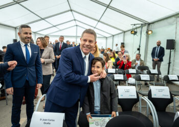 El presidente autonómico, Emiliano García-Page, ha avanzado este mediodía la aprobación, el próximo martes, en la reunión del Consejo de Gobierno, de una partida de 35 millones de euros que beneficiará a 10.000 personas desempleadas de la región, que podrán involucrarse “en procesos de Formación Profesional” para mejorar su inserción en el mercado laboral, en lo que ha definido como “un acompañamiento a las empresas que es elemental”. Así lo ha dado a conocer García-Page en la conmemoración del centenario de la fábrica de Holcim en Villaluenga de la Sagra, una de las cementeras de referencia del país, de la que ha remarcado que es “una empresa que tiene que ver con lo que ha progresado España y con lo que ha avanzado este país”. En este contexto, el jefe del Ejecutivo castellanomanchego ha subrayado que “el futuro está en la formación” y que, precisamente, el modelo de Formación Profesional que se imparte en la Comunidad Autónoma tiene “muchísimo éxito, con niveles de empleabilidad de casi el 90%, y creciendo”. En este sentido, ha apuntado la conveniencia de no solo “estar en un aula aprendiendo”, sino de recibir esta enseñanza en el marco del “proceso productivo y con las empresas”. Asimismo, ante los responsables y trabajadores de Holcim, compañía que afronta nuevos retos orientados a la sostenibilidad y la innovación, que consisten en “capturar CO2 y convertirlo en combustible para la aviación sostenible”, García-Page ha opinado que con estas nuevas líneas de actuación se cierra “un círculo perfecto” y “además generando empleo, economía y riqueza”. En este orden de asuntos, ha señalado que “el mayor instrumento de competitividad que se puede tener es ser dueños de nuestra energía” y que “en 20 años, este país podrá decir que la que se consume aquí la hacemos nosotros”, lo cual “nos da una capacidad de perspectiva económica infinitamente mejor que la que hemos tenido en el pasado”, ha relatado en alusión al liderazgo de Castilla-La Mancha en la producción y utilización de energías verdes. En la conmemoración del centenario de Holcim, el jefe del Ejecutivo castellanomanchego ha reconocido que “si se consume este producto, es que se construyen viviendas y también se hace obra pública”, al tiempo que ha destacado que Castilla-La Mancha haya incrementado en un 900% el ritmo de licitación de obra pública en lo que va de año, liderando un indicador que, en España, “ha caído bastante”. Todo ello en un acto en el que Emiliano García-Page ha estado arropado por la consejera de Economía, Empresas y Empleo, Patricia Franco; la consejera de Desarrollo Sostenible, Mercedes Gómez; el delegado de la Junta en Toledo, Álvaro Gutiérrez; el alcalde de Villaluenga de la Sagra, Carlos Casarrubios; el CEO de Holcim España, Ricardo de Pablos; o el director de esta fábrica centenaria, Juan Carlos Ocaña; además de decenas de empleados y exempleados de esta cementera toledana.