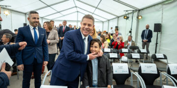 El presidente autonómico, Emiliano García-Page, ha avanzado este mediodía la aprobación, el próximo martes, en la reunión del Consejo de Gobierno, de una partida de 35 millones de euros que beneficiará a 10.000 personas desempleadas de la región, que podrán involucrarse “en procesos de Formación Profesional” para mejorar su inserción en el mercado laboral, en lo que ha definido como “un acompañamiento a las empresas que es elemental”. Así lo ha dado a conocer García-Page en la conmemoración del centenario de la fábrica de Holcim en Villaluenga de la Sagra, una de las cementeras de referencia del país, de la que ha remarcado que es “una empresa que tiene que ver con lo que ha progresado España y con lo que ha avanzado este país”. En este contexto, el jefe del Ejecutivo castellanomanchego ha subrayado que “el futuro está en la formación” y que, precisamente, el modelo de Formación Profesional que se imparte en la Comunidad Autónoma tiene “muchísimo éxito, con niveles de empleabilidad de casi el 90%, y creciendo”. En este sentido, ha apuntado la conveniencia de no solo “estar en un aula aprendiendo”, sino de recibir esta enseñanza en el marco del “proceso productivo y con las empresas”. Asimismo, ante los responsables y trabajadores de Holcim, compañía que afronta nuevos retos orientados a la sostenibilidad y la innovación, que consisten en “capturar CO2 y convertirlo en combustible para la aviación sostenible”, García-Page ha opinado que con estas nuevas líneas de actuación se cierra “un círculo perfecto” y “además generando empleo, economía y riqueza”. En este orden de asuntos, ha señalado que “el mayor instrumento de competitividad que se puede tener es ser dueños de nuestra energía” y que “en 20 años, este país podrá decir que la que se consume aquí la hacemos nosotros”, lo cual “nos da una capacidad de perspectiva económica infinitamente mejor que la que hemos tenido en el pasado”, ha relatado en alusión al liderazgo de Castilla-La Mancha en la producción y utilización de energías verdes. En la conmemoración del centenario de Holcim, el jefe del Ejecutivo castellanomanchego ha reconocido que “si se consume este producto, es que se construyen viviendas y también se hace obra pública”, al tiempo que ha destacado que Castilla-La Mancha haya incrementado en un 900% el ritmo de licitación de obra pública en lo que va de año, liderando un indicador que, en España, “ha caído bastante”. Todo ello en un acto en el que Emiliano García-Page ha estado arropado por la consejera de Economía, Empresas y Empleo, Patricia Franco; la consejera de Desarrollo Sostenible, Mercedes Gómez; el delegado de la Junta en Toledo, Álvaro Gutiérrez; el alcalde de Villaluenga de la Sagra, Carlos Casarrubios; el CEO de Holcim España, Ricardo de Pablos; o el director de esta fábrica centenaria, Juan Carlos Ocaña; además de decenas de empleados y exempleados de esta cementera toledana.
