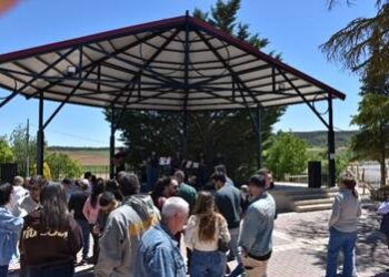 Paredes vuelve a alzar la voz contra la macroplanta de Huelves en plena visita de la Junta por San Isidro