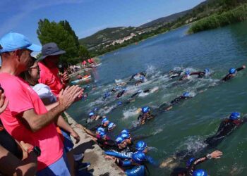 Pareja recupera con éxito su triatlón y convierte el Azud en escenario de una gran jornada deportiva