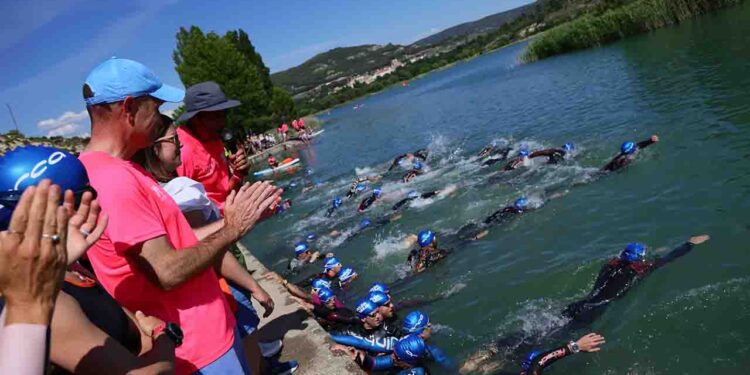 Pareja recupera con éxito su triatlón y convierte el Azud en escenario de una gran jornada deportiva 1 Pareja recupera con éxito su triatlón y convierte el Azud en escenario de una gran jornada deportiva