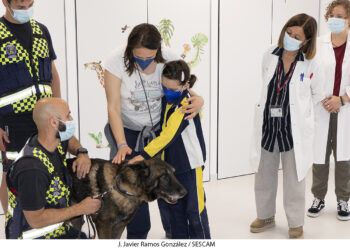 Peques y mayores del Hospital de Guadalajara conocen la labor de los perros de rescate con los miembros de la Unidad Canina de Guadalajara
