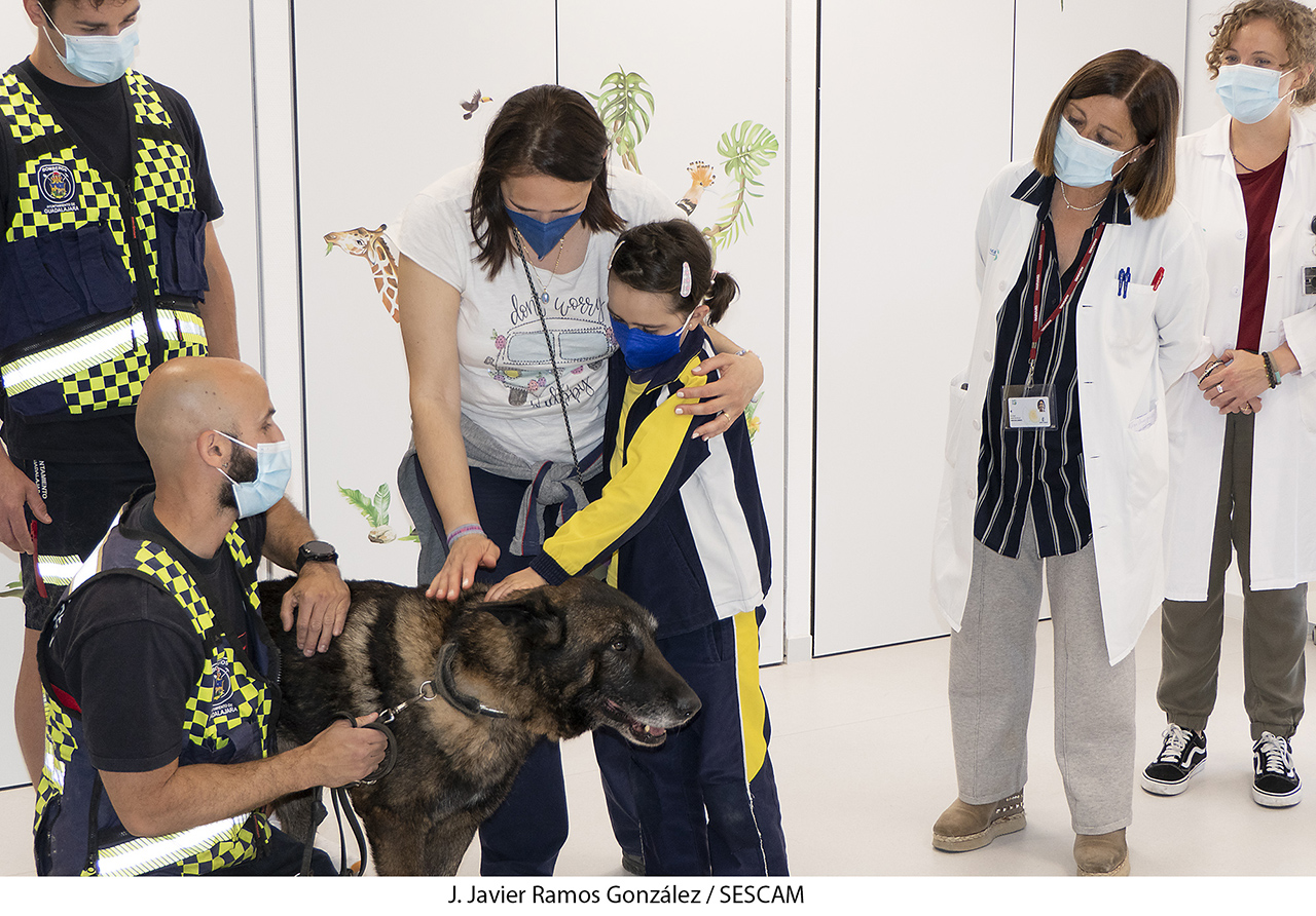 Peques y mayores del Hospital de Guadalajara conocen la labor de los perros de rescate con los miembros de la Unidad Canina de Guadalajara 2 Peques y mayores del Hospital de Guadalajara conocen la labor de los perros de rescate con los miembros de la Unidad Canina de Guadalajara