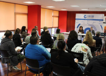 La seguridad en las cocinas y salas de los restaurantes de Guadalajara requiere un esfuerzo conjunto. Con esta premisa, la patronal CEOE-CEPYME Guadalajara ha celebrado este lunes una jornada formativa sobre la gestión de la Prevención de Riesgos Laborales (PRL) orientada exclusivamente a los empresarios del sector turístico y hostelero de la provincia. El encuentro, organizado en colaboración con Quirón Prevención y la Federación Provincial de Turismo y Hostelería, ha buscado concienciar sobre la necesidad de mantener una gestión activa de la salud en los lugares de trabajo. Durante la inauguración, el secretario general de la patronal, Javier Arriola, y la coordinadora regional de Seguridad, Silvia Gómez, recordaron que la prevención solo es efectiva cuando trabajadores y empleadores actúan de la mano. Además, la cita sirvió como escenario para dar a conocer el nuevo Instituto Regional de Seguridad y Salud Laboral, un órgano técnico creado para ser el referente y apoyo principal de los agentes sociales en esta materia. Los datos expuestos durante las ponencias reflejaron la realidad diaria a la que se enfrentan las plantillas del sector en la provincia. Francisco Herraiz, jefe de servicio de Seguridad y Salud Laboral de la Junta de Comunidades en Guadalajara, analizó las deficiencias más comunes detectadas en las visitas técnicas. Según Herraiz, los principales riesgos a pie de barra y en los fogones siguen siendo los resbalones, las torceduras de tobillo, las caídas, así como los cortes y las quemaduras. Para hacer frente a esta siniestralidad, los expertos insistieron en el cumplimiento normativo. Lorena Horcajo, del equipo técnico de Quirón Prevención, recordó la obligación ineludible de los empresarios de informar y formar a sus trabajadores sobre los riesgos específicos de sus puestos, tal y como marca la legislación vigente. Una radiografía que completó María del Carmen Gumiel, subinspectora de Trabajo y Seguridad Social, quien detalló los principales incumplimientos que se detectan durante las campañas de inspección en los locales de hostelería. Un esfuerzo continuado en el diálogo social de la región La preocupación por reducir los índices de siniestralidad en sectores de alta temporalidad no es un debate nuevo en la provincia. Según el histórico de publicaciones de liberaldecastilla.com durante el último año, esta jornada se suma a la batería de iniciativas desplegadas bajo el convenio marco que la Junta de Comunidades mantiene con CECAM a través del Consejo del Diálogo Social. La evolución de estas políticas en Castilla-La Mancha demuestra un cambio de enfoque claro: las administraciones y la patronal están pasando de un modelo puramente sancionador a una estrategia basada en la prevención directa a pie de empresa. La creación del Instituto Regional de Seguridad y las constantes campañas de asesoramiento técnico en las pymes de Guadalajara evidencian que el objetivo a largo plazo es consolidar una cultura preventiva real, especialmente en épocas de alta contratación en la hostelería local.