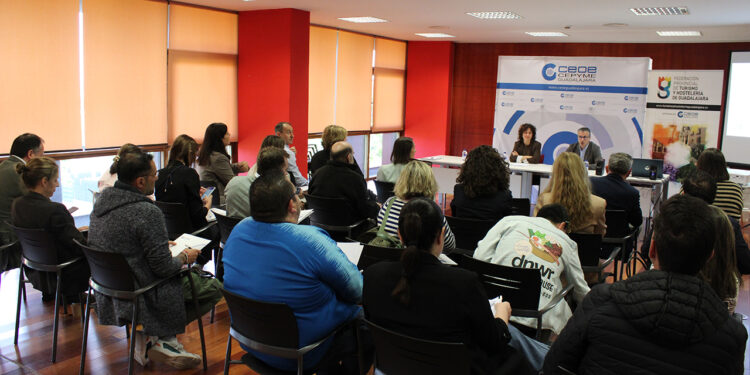 La seguridad en las cocinas y salas de los restaurantes de Guadalajara requiere un esfuerzo conjunto. Con esta premisa, la patronal CEOE-CEPYME Guadalajara ha celebrado este lunes una jornada formativa sobre la gestión de la Prevención de Riesgos Laborales (PRL) orientada exclusivamente a los empresarios del sector turístico y hostelero de la provincia. El encuentro, organizado en colaboración con Quirón Prevención y la Federación Provincial de Turismo y Hostelería, ha buscado concienciar sobre la necesidad de mantener una gestión activa de la salud en los lugares de trabajo. Durante la inauguración, el secretario general de la patronal, Javier Arriola, y la coordinadora regional de Seguridad, Silvia Gómez, recordaron que la prevención solo es efectiva cuando trabajadores y empleadores actúan de la mano. Además, la cita sirvió como escenario para dar a conocer el nuevo Instituto Regional de Seguridad y Salud Laboral, un órgano técnico creado para ser el referente y apoyo principal de los agentes sociales en esta materia. Los datos expuestos durante las ponencias reflejaron la realidad diaria a la que se enfrentan las plantillas del sector en la provincia. Francisco Herraiz, jefe de servicio de Seguridad y Salud Laboral de la Junta de Comunidades en Guadalajara, analizó las deficiencias más comunes detectadas en las visitas técnicas. Según Herraiz, los principales riesgos a pie de barra y en los fogones siguen siendo los resbalones, las torceduras de tobillo, las caídas, así como los cortes y las quemaduras. Para hacer frente a esta siniestralidad, los expertos insistieron en el cumplimiento normativo. Lorena Horcajo, del equipo técnico de Quirón Prevención, recordó la obligación ineludible de los empresarios de informar y formar a sus trabajadores sobre los riesgos específicos de sus puestos, tal y como marca la legislación vigente. Una radiografía que completó María del Carmen Gumiel, subinspectora de Trabajo y Seguridad Social, quien detalló los principales incumplimientos que se detectan durante las campañas de inspección en los locales de hostelería. Un esfuerzo continuado en el diálogo social de la región La preocupación por reducir los índices de siniestralidad en sectores de alta temporalidad no es un debate nuevo en la provincia. Según el histórico de publicaciones de liberaldecastilla.com durante el último año, esta jornada se suma a la batería de iniciativas desplegadas bajo el convenio marco que la Junta de Comunidades mantiene con CECAM a través del Consejo del Diálogo Social. La evolución de estas políticas en Castilla-La Mancha demuestra un cambio de enfoque claro: las administraciones y la patronal están pasando de un modelo puramente sancionador a una estrategia basada en la prevención directa a pie de empresa. La creación del Instituto Regional de Seguridad y las constantes campañas de asesoramiento técnico en las pymes de Guadalajara evidencian que el objetivo a largo plazo es consolidar una cultura preventiva real, especialmente en épocas de alta contratación en la hostelería local.
