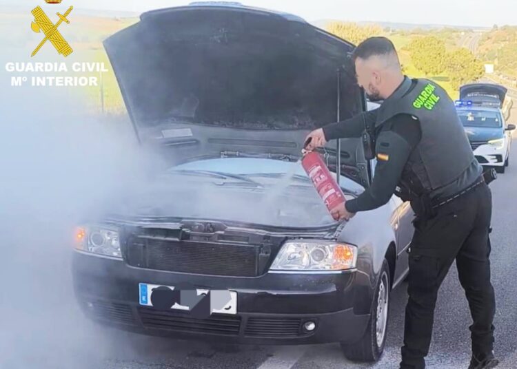 Rescate límite en la A-3 conquense salvan a un conductor de 77 años segundos antes de arder su coche en Torrejoncillo