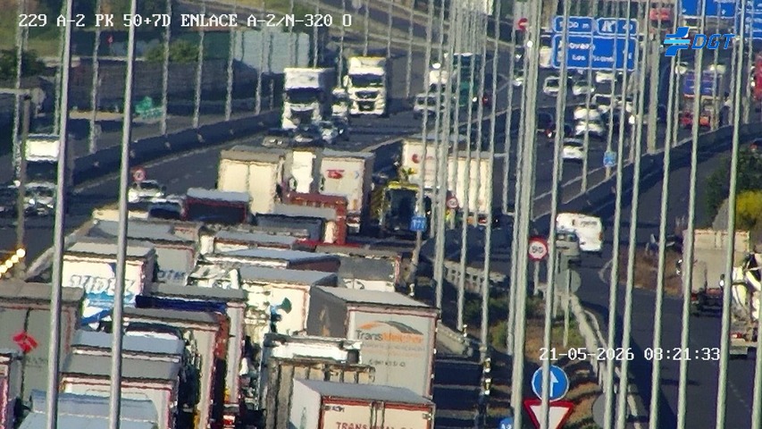 Cuatro heridos en un choque entre un camión y un turismo en la A-2 a la altura de Guadalajara 2 Retenciones en Guadalajara y Cabanillas un accidente en la A-2 colapsa todos los carriles sentido Madrid