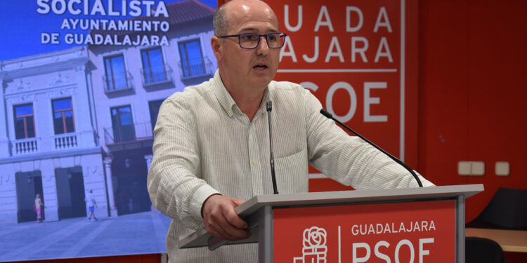Rojo lamenta que Guarinos utilice la estación de autobuses para confrontar, mientras lleva tres años sin sentarse con la Junta para abordar la reforma 1 Rojo lamenta que Guarinos utilice la estación de autobuses para confrontar, mientras lleva tres años sin sentarse con la Junta para abordar la reforma
