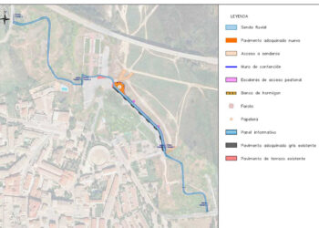 El Ayuntamiento de Sacedón impulsa la rehabilitación de la senda peatonal del Paseo de la Marina Española con un proyecto que permitirá renovar este recorrido junto al embalse de Entrepeñas, mejorar su pavimento, incorporar nuevo mobiliario urbano y reforzar la iluminación en el tramo de conexión con la zona del Centro Joven. La actuación cuenta con un presupuesto de 370.442,96 euros y un plazo de ejecución estimado de cuatro meses. Se trata del segundo de los cinco proyectos vinculados al entorno del embalse que el Ayuntamiento irá dando a conocer a lo largo de este 2026, dentro de una planificación orientada a mejorar la conexión entre el municipio, sus espacios de paseo y uno de sus principales recursos naturales y turísticos. El alcalde de Sacedón, Francisco Pérez Torrecilla, ha agradecido de nuevo el respaldo de la Junta de Comunidades de Castilla-La Mancha, a través de la Dirección General del Agua de Castilla-La Mancha y de la Consejería de Desarrollo Sostenible, para hacer posible una nueva inversión en infraestructuras municipales. “Estamos hablando de una zona muy reconocible para los vecinos de Sacedón. El camino rojo forma parte de nuestros paseos habituales, de la relación diaria con el embalse y de la imagen que muchas personas tienen de este entorno. Por eso era importante actuar sobre él y ponerlo al día”, ha señalado Pérez Torrecilla. Uno de los aspectos más destacados del proyecto será la mejora de la iluminación, especialmente en el tramo final del recorrido, entre el paseo y la zona del Centro Joven. Esta actuación permitirá dotar de alumbrado público a un espacio que necesitaba esta mejora para reforzar la seguridad, facilitar su uso y favorecer la conexión peatonal entre distintas zonas del municipio. El proyecto contempla la rehabilitación de una senda de más de 700 metros de longitud en el Paseo de la Marina Española. La intervención incluye la renovación del pavimento, la adecuación de la superficie, el acondicionamiento de los accesos desde los senderos que conectan con el entorno del embalse, la reparación de elementos de mampostería y la reposición del mobiliario urbano. Uno de los trabajos principales será la ejecución de un nuevo pavimento continuo de hormigón tratado superficialmente, con acabado en color azul, sobre el vial principal de la senda. En total, se actuará sobre 3.076,53 metros cuadrados, lo que permitirá mejorar las condiciones de uso de un recorrido frecuentado por vecinos, deportistas, familias y visitantes. La intervención también alcanzará al espacio del mirador situado junto a la glorieta del monumento Homenaje a la Marina Española, donde se prevé colocar pavimento de adoquín de hormigón para diferenciar esta zona del resto del paseo y reforzar su carácter como punto de estancia y observación del entorno. Asimismo, se mejorarán los senderos de acceso al embalse mediante trabajos de limpieza, reperfilado, compactación y mejora del drenaje. El proyecto incluye además la reparación y recrecido del muro de mampostería que discurre de forma paralela a la senda en uno de sus tramos. Este elemento, de unos 220 metros de longitud, alcanzará una altura final de un metro, con el objetivo de mejorar la protección del recorrido y aumentar la seguridad de los usuarios. También se actuará sobre las escaleras de mampostería que dan acceso al vaso del embalse. La mejora del paseo supondrá la instalación de 17 nuevas luminarias LED, 18 bancos, ocho papeleras de acero inoxidable y cinco paneles informativos sobre la zona y los embalses. Pérez Torrecilla ha destacado que esta inversión permitirá “dar un salto de calidad” a uno de los recorridos más utilizados del municipio. “Queremos que Sacedón vuelva a abrazar el embalse y viva cada vez más de cara a las aguas de Entrepeñas. Para eso es fundamental cuidar los espacios que nos conectan con él: los paseos, los accesos, las zonas verdes y los puntos de encuentro. Esta obra va precisamente en esa dirección, porque mejora una infraestructura cotidiana, pero también refuerza la relación del municipio con su entorno natural”, ha afirmado. El alcalde ha subrayado que el objetivo del Ayuntamiento es continuar avanzando en la mejora de esta zona mediante diferentes proyectos que se irán presentando de forma individualizada en las próximas semanas y meses. “No se trata de actuaciones aisladas, sino de una planificación más amplia para transformar poco a poco este entorno. Queremos que los vecinos conozcan cada proyecto con detalle y que puedan ver cómo todas estas inversiones responden a una misma idea: mejorar Sacedón, cuidar sus espacios públicos y recuperar plenamente nuestra relación con el embalse. Sacedón tiene que volver a mirar a Entrepeñas como parte esencial de su identidad, de su paisaje y de su futuro”, ha concluido Pérez Torrecilla.