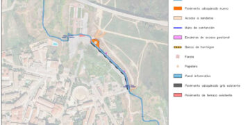 El Ayuntamiento de Sacedón impulsa la rehabilitación de la senda peatonal del Paseo de la Marina Española con un proyecto que permitirá renovar este recorrido junto al embalse de Entrepeñas, mejorar su pavimento, incorporar nuevo mobiliario urbano y reforzar la iluminación en el tramo de conexión con la zona del Centro Joven. La actuación cuenta con un presupuesto de 370.442,96 euros y un plazo de ejecución estimado de cuatro meses. Se trata del segundo de los cinco proyectos vinculados al entorno del embalse que el Ayuntamiento irá dando a conocer a lo largo de este 2026, dentro de una planificación orientada a mejorar la conexión entre el municipio, sus espacios de paseo y uno de sus principales recursos naturales y turísticos. El alcalde de Sacedón, Francisco Pérez Torrecilla, ha agradecido de nuevo el respaldo de la Junta de Comunidades de Castilla-La Mancha, a través de la Dirección General del Agua de Castilla-La Mancha y de la Consejería de Desarrollo Sostenible, para hacer posible una nueva inversión en infraestructuras municipales. “Estamos hablando de una zona muy reconocible para los vecinos de Sacedón. El camino rojo forma parte de nuestros paseos habituales, de la relación diaria con el embalse y de la imagen que muchas personas tienen de este entorno. Por eso era importante actuar sobre él y ponerlo al día”, ha señalado Pérez Torrecilla. Uno de los aspectos más destacados del proyecto será la mejora de la iluminación, especialmente en el tramo final del recorrido, entre el paseo y la zona del Centro Joven. Esta actuación permitirá dotar de alumbrado público a un espacio que necesitaba esta mejora para reforzar la seguridad, facilitar su uso y favorecer la conexión peatonal entre distintas zonas del municipio. El proyecto contempla la rehabilitación de una senda de más de 700 metros de longitud en el Paseo de la Marina Española. La intervención incluye la renovación del pavimento, la adecuación de la superficie, el acondicionamiento de los accesos desde los senderos que conectan con el entorno del embalse, la reparación de elementos de mampostería y la reposición del mobiliario urbano. Uno de los trabajos principales será la ejecución de un nuevo pavimento continuo de hormigón tratado superficialmente, con acabado en color azul, sobre el vial principal de la senda. En total, se actuará sobre 3.076,53 metros cuadrados, lo que permitirá mejorar las condiciones de uso de un recorrido frecuentado por vecinos, deportistas, familias y visitantes. La intervención también alcanzará al espacio del mirador situado junto a la glorieta del monumento Homenaje a la Marina Española, donde se prevé colocar pavimento de adoquín de hormigón para diferenciar esta zona del resto del paseo y reforzar su carácter como punto de estancia y observación del entorno. Asimismo, se mejorarán los senderos de acceso al embalse mediante trabajos de limpieza, reperfilado, compactación y mejora del drenaje. El proyecto incluye además la reparación y recrecido del muro de mampostería que discurre de forma paralela a la senda en uno de sus tramos. Este elemento, de unos 220 metros de longitud, alcanzará una altura final de un metro, con el objetivo de mejorar la protección del recorrido y aumentar la seguridad de los usuarios. También se actuará sobre las escaleras de mampostería que dan acceso al vaso del embalse. La mejora del paseo supondrá la instalación de 17 nuevas luminarias LED, 18 bancos, ocho papeleras de acero inoxidable y cinco paneles informativos sobre la zona y los embalses. Pérez Torrecilla ha destacado que esta inversión permitirá “dar un salto de calidad” a uno de los recorridos más utilizados del municipio. “Queremos que Sacedón vuelva a abrazar el embalse y viva cada vez más de cara a las aguas de Entrepeñas. Para eso es fundamental cuidar los espacios que nos conectan con él: los paseos, los accesos, las zonas verdes y los puntos de encuentro. Esta obra va precisamente en esa dirección, porque mejora una infraestructura cotidiana, pero también refuerza la relación del municipio con su entorno natural”, ha afirmado. El alcalde ha subrayado que el objetivo del Ayuntamiento es continuar avanzando en la mejora de esta zona mediante diferentes proyectos que se irán presentando de forma individualizada en las próximas semanas y meses. “No se trata de actuaciones aisladas, sino de una planificación más amplia para transformar poco a poco este entorno. Queremos que los vecinos conozcan cada proyecto con detalle y que puedan ver cómo todas estas inversiones responden a una misma idea: mejorar Sacedón, cuidar sus espacios públicos y recuperar plenamente nuestra relación con el embalse. Sacedón tiene que volver a mirar a Entrepeñas como parte esencial de su identidad, de su paisaje y de su futuro”, ha concluido Pérez Torrecilla.