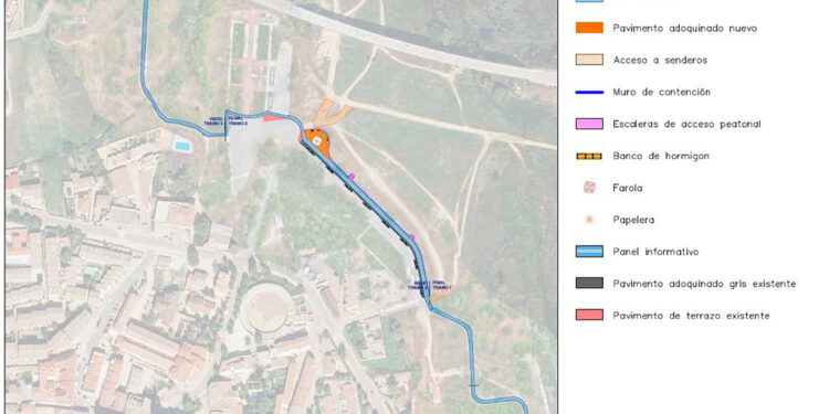 El Ayuntamiento de Sacedón impulsa la rehabilitación de la senda peatonal del Paseo de la Marina Española con un proyecto que permitirá renovar este recorrido junto al embalse de Entrepeñas, mejorar su pavimento, incorporar nuevo mobiliario urbano y reforzar la iluminación en el tramo de conexión con la zona del Centro Joven. La actuación cuenta con un presupuesto de 370.442,96 euros y un plazo de ejecución estimado de cuatro meses. Se trata del segundo de los cinco proyectos vinculados al entorno del embalse que el Ayuntamiento irá dando a conocer a lo largo de este 2026, dentro de una planificación orientada a mejorar la conexión entre el municipio, sus espacios de paseo y uno de sus principales recursos naturales y turísticos. El alcalde de Sacedón, Francisco Pérez Torrecilla, ha agradecido de nuevo el respaldo de la Junta de Comunidades de Castilla-La Mancha, a través de la Dirección General del Agua de Castilla-La Mancha y de la Consejería de Desarrollo Sostenible, para hacer posible una nueva inversión en infraestructuras municipales. “Estamos hablando de una zona muy reconocible para los vecinos de Sacedón. El camino rojo forma parte de nuestros paseos habituales, de la relación diaria con el embalse y de la imagen que muchas personas tienen de este entorno. Por eso era importante actuar sobre él y ponerlo al día”, ha señalado Pérez Torrecilla. Uno de los aspectos más destacados del proyecto será la mejora de la iluminación, especialmente en el tramo final del recorrido, entre el paseo y la zona del Centro Joven. Esta actuación permitirá dotar de alumbrado público a un espacio que necesitaba esta mejora para reforzar la seguridad, facilitar su uso y favorecer la conexión peatonal entre distintas zonas del municipio. El proyecto contempla la rehabilitación de una senda de más de 700 metros de longitud en el Paseo de la Marina Española. La intervención incluye la renovación del pavimento, la adecuación de la superficie, el acondicionamiento de los accesos desde los senderos que conectan con el entorno del embalse, la reparación de elementos de mampostería y la reposición del mobiliario urbano. Uno de los trabajos principales será la ejecución de un nuevo pavimento continuo de hormigón tratado superficialmente, con acabado en color azul, sobre el vial principal de la senda. En total, se actuará sobre 3.076,53 metros cuadrados, lo que permitirá mejorar las condiciones de uso de un recorrido frecuentado por vecinos, deportistas, familias y visitantes. La intervención también alcanzará al espacio del mirador situado junto a la glorieta del monumento Homenaje a la Marina Española, donde se prevé colocar pavimento de adoquín de hormigón para diferenciar esta zona del resto del paseo y reforzar su carácter como punto de estancia y observación del entorno. Asimismo, se mejorarán los senderos de acceso al embalse mediante trabajos de limpieza, reperfilado, compactación y mejora del drenaje. El proyecto incluye además la reparación y recrecido del muro de mampostería que discurre de forma paralela a la senda en uno de sus tramos. Este elemento, de unos 220 metros de longitud, alcanzará una altura final de un metro, con el objetivo de mejorar la protección del recorrido y aumentar la seguridad de los usuarios. También se actuará sobre las escaleras de mampostería que dan acceso al vaso del embalse. La mejora del paseo supondrá la instalación de 17 nuevas luminarias LED, 18 bancos, ocho papeleras de acero inoxidable y cinco paneles informativos sobre la zona y los embalses. Pérez Torrecilla ha destacado que esta inversión permitirá “dar un salto de calidad” a uno de los recorridos más utilizados del municipio. “Queremos que Sacedón vuelva a abrazar el embalse y viva cada vez más de cara a las aguas de Entrepeñas. Para eso es fundamental cuidar los espacios que nos conectan con él: los paseos, los accesos, las zonas verdes y los puntos de encuentro. Esta obra va precisamente en esa dirección, porque mejora una infraestructura cotidiana, pero también refuerza la relación del municipio con su entorno natural”, ha afirmado. El alcalde ha subrayado que el objetivo del Ayuntamiento es continuar avanzando en la mejora de esta zona mediante diferentes proyectos que se irán presentando de forma individualizada en las próximas semanas y meses. “No se trata de actuaciones aisladas, sino de una planificación más amplia para transformar poco a poco este entorno. Queremos que los vecinos conozcan cada proyecto con detalle y que puedan ver cómo todas estas inversiones responden a una misma idea: mejorar Sacedón, cuidar sus espacios públicos y recuperar plenamente nuestra relación con el embalse. Sacedón tiene que volver a mirar a Entrepeñas como parte esencial de su identidad, de su paisaje y de su futuro”, ha concluido Pérez Torrecilla.