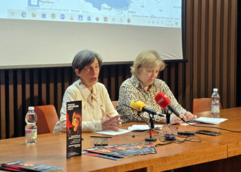 La localidad de Sigüenza acogerá del 29 de mayo al 10 de junio una residencia creativa con profesionales de toda Europa para intercambiar experiencias, conocimientos y narraciones impulsando así la narración oral como tradición. Esta actuación se enmarca en el proyecto denominado Ancestor, que pretende potenciar el patrimonio oral de la UE y que lidera el Seminario de Literatura Infantil y Juvenil de Guadalajara (SLIJ), organizador del Maratón de los Cuentos, en colaboración con otras cuatro entidades culturales de Italia, Eslovaquia, Letonia y Bulgaria y ha sido seleccionado dentro del programa de Europa Creativa. La Agencia Ejecutiva Europea de Educación y Cultura (EACEA) seleccionó este proyecto de entre los 1029 proyectos, siendo uno de los 88 proyectos que se ejecutarán en esta convocatoria y único en la temática de narración oral. Blanca Calvo, directora del Proyecto, ha destacado la riqueza de este proyecto que permitirá reunir a destacados profesionales en la Ciudad del Doncel, estableciendo un espacio de creación, “dando como resultado un espectáculo que ayude a superar barreras lingüísticas y facilite el intercambio del patrimonio oral entre los países de la UE y que estrenarán y podremos disfrutar el sábado del Maratón de los Cuentos”. Calvo ha insistido en que, si bien la tradición de la narración oral es de tiempos inmemoriales, “no deja de estar en un constante proceso de innovación y son estos nuevos narradores de hoy los que trabajarán en este espacio donde intercambiarán experiencias, narraciones y conocimientos para enriquecerse mutuamente”. En concreto, son ocho los narradores participantes procedentes de Bulgaria, República Checa, Estonia, Finlandia, Letonia, Polonia, Eslovaquia y Eslovenia. “Su trabajo en esta residencia les ayudará tanto a su desarrollo profesional como al crecimiento equitativo de la profesión de narrador en toda la UE”, ha agregado Ana Viñas, gestora del Proyecto Ancestor, presente en la rueda de prensa de este martes para presentar estas actividades. El director de la residencia es Pepito Matéo, un prestigioso narrador francés que ya ha colaborado anteriormente con el SLIJ en trabajos creativos Encuentro Lugares de Cuento Además, del 10 al 12 de junio, los días previos al Maratón, se celebrará en el Palacio del Infantado un Encuentro de Lugares de Cuento con un total de 24 participantes de 16 países en Guadalajara, y se desarrollará en inglés y español contando con traducción simultánea. “Tenemos previsto hacerlo de miércoles a viernes y ya por la tarde arranca el Maratón para que puedan disfrutar de él”; ha apuntado Calvo. En esta cita se prevé que se diseñen dos Rutas de Cuento que inviten a recorrer, con los cuentos como leimotiv, los países europeos. “Es muy probable que, algunos de los asistentes cuenten cuentos en el Maratón, en sus respectivas lenguas”, ha añadido Calvo. El Encuentro no es un evento cerrado, han insistido, sino que estará abierto “a narradores y narradoras orales profesionales, alumnas y alumnos de Turismo, bibliotecarias y bibliotecarios, y a cualquier persona interesada por la narración oral”. Por ello, aquellos interesadas en acudir, pueden solicitarlo, dando los datos de nombre y apellido, dirección, teléfono y dirección electrónica, en la web del SLIJ: www.maratoncuentos.org. La cuota de inscripción asciende a 20 €, para cubrir varios gastos, como la documentación. Cooperación internacional Calvo ha subrayado que el proyecto pretende potenciar el patrimonio oral de la UE, tratando de corregir cuatro problemas de la narración oral europea, detectados en proyectos anteriores: la disparidad en el desarrollo de la profesión de narrador entre Europa Oriental y Europa Central/Occidental; la necesidad de ampliar el público de la narración oral; la desconexión entre las instituciones que programan actividades de narración y las que estudian el patrimonio oral desde una perspectiva teórica, y la desconexión entre los lugares de la UE que tienen una fuerte conexión con la narración oral, “lo que hemos dado en llamar Lugares de Cuento”. El Seminario de Literatura Infantil y Juvenil de Guadalajara coordina este proyecto, y trabaja con cuatro instituciones europeas: CEMEA del Mezzoggiorno (Italia); Universidad Comenius de Bratislava, CUB (Eslovaquia); Instituto de Literatura, Folclore y Arte de la Universidad de Letonia (ILFA), e Instituto Búlgaro de Etnología y Estudios Folclóricos, IEFSEM. El proyecto incluye además 25 cursos, cinco para cada país, sobre técnicas de contar y destinados a jóvenes, pero también otros colectivos vulnerables. “En Bulgaria, la entidad que participa que es un Instituto Etnográfico, por ejemplo, trabajan mucho con ciegos mientras que en Italia lo hace más con inmigrantes y ellos pondrán su granito de arena”, ha recordado Calvo.
