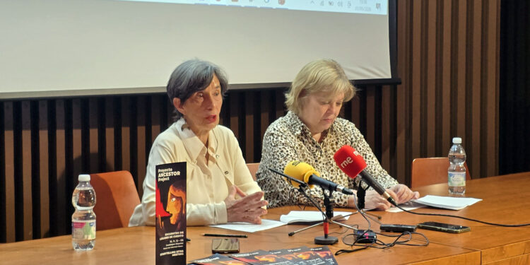 La localidad de Sigüenza acogerá del 29 de mayo al 10 de junio una residencia creativa con profesionales de toda Europa para intercambiar experiencias, conocimientos y narraciones impulsando así la narración oral como tradición. Esta actuación se enmarca en el proyecto denominado Ancestor, que pretende potenciar el patrimonio oral de la UE y que lidera el Seminario de Literatura Infantil y Juvenil de Guadalajara (SLIJ), organizador del Maratón de los Cuentos, en colaboración con otras cuatro entidades culturales de Italia, Eslovaquia, Letonia y Bulgaria y ha sido seleccionado dentro del programa de Europa Creativa. La Agencia Ejecutiva Europea de Educación y Cultura (EACEA) seleccionó este proyecto de entre los 1029 proyectos, siendo uno de los 88 proyectos que se ejecutarán en esta convocatoria y único en la temática de narración oral. Blanca Calvo, directora del Proyecto, ha destacado la riqueza de este proyecto que permitirá reunir a destacados profesionales en la Ciudad del Doncel, estableciendo un espacio de creación, “dando como resultado un espectáculo que ayude a superar barreras lingüísticas y facilite el intercambio del patrimonio oral entre los países de la UE y que estrenarán y podremos disfrutar el sábado del Maratón de los Cuentos”. Calvo ha insistido en que, si bien la tradición de la narración oral es de tiempos inmemoriales, “no deja de estar en un constante proceso de innovación y son estos nuevos narradores de hoy los que trabajarán en este espacio donde intercambiarán experiencias, narraciones y conocimientos para enriquecerse mutuamente”. En concreto, son ocho los narradores participantes procedentes de Bulgaria, República Checa, Estonia, Finlandia, Letonia, Polonia, Eslovaquia y Eslovenia. “Su trabajo en esta residencia les ayudará tanto a su desarrollo profesional como al crecimiento equitativo de la profesión de narrador en toda la UE”, ha agregado Ana Viñas, gestora del Proyecto Ancestor, presente en la rueda de prensa de este martes para presentar estas actividades. El director de la residencia es Pepito Matéo, un prestigioso narrador francés que ya ha colaborado anteriormente con el SLIJ en trabajos creativos Encuentro Lugares de Cuento Además, del 10 al 12 de junio, los días previos al Maratón, se celebrará en el Palacio del Infantado un Encuentro de Lugares de Cuento con un total de 24 participantes de 16 países en Guadalajara, y se desarrollará en inglés y español contando con traducción simultánea. “Tenemos previsto hacerlo de miércoles a viernes y ya por la tarde arranca el Maratón para que puedan disfrutar de él”; ha apuntado Calvo. En esta cita se prevé que se diseñen dos Rutas de Cuento que inviten a recorrer, con los cuentos como leimotiv, los países europeos. “Es muy probable que, algunos de los asistentes cuenten cuentos en el Maratón, en sus respectivas lenguas”, ha añadido Calvo. El Encuentro no es un evento cerrado, han insistido, sino que estará abierto “a narradores y narradoras orales profesionales, alumnas y alumnos de Turismo, bibliotecarias y bibliotecarios, y a cualquier persona interesada por la narración oral”. Por ello, aquellos interesadas en acudir, pueden solicitarlo, dando los datos de nombre y apellido, dirección, teléfono y dirección electrónica, en la web del SLIJ: www.maratoncuentos.org. La cuota de inscripción asciende a 20 €, para cubrir varios gastos, como la documentación. Cooperación internacional Calvo ha subrayado que el proyecto pretende potenciar el patrimonio oral de la UE, tratando de corregir cuatro problemas de la narración oral europea, detectados en proyectos anteriores: la disparidad en el desarrollo de la profesión de narrador entre Europa Oriental y Europa Central/Occidental; la necesidad de ampliar el público de la narración oral; la desconexión entre las instituciones que programan actividades de narración y las que estudian el patrimonio oral desde una perspectiva teórica, y la desconexión entre los lugares de la UE que tienen una fuerte conexión con la narración oral, “lo que hemos dado en llamar Lugares de Cuento”. El Seminario de Literatura Infantil y Juvenil de Guadalajara coordina este proyecto, y trabaja con cuatro instituciones europeas: CEMEA del Mezzoggiorno (Italia); Universidad Comenius de Bratislava, CUB (Eslovaquia); Instituto de Literatura, Folclore y Arte de la Universidad de Letonia (ILFA), e Instituto Búlgaro de Etnología y Estudios Folclóricos, IEFSEM. El proyecto incluye además 25 cursos, cinco para cada país, sobre técnicas de contar y destinados a jóvenes, pero también otros colectivos vulnerables. “En Bulgaria, la entidad que participa que es un Instituto Etnográfico, por ejemplo, trabajan mucho con ciegos mientras que en Italia lo hace más con inmigrantes y ellos pondrán su granito de arena”, ha recordado Calvo.