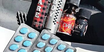 Sorprenden a un cura de Cuenca conduciendo por el centro de Madrid con 'popper' y viagra