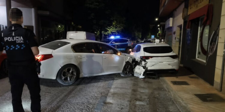 Susto de madrugada en Cuenca un coche pierde el control e impacta contra tres vehículos en la calle Las Torres