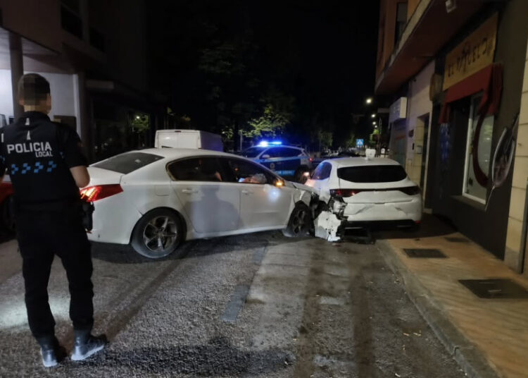 Susto de madrugada en Cuenca un coche pierde el control e impacta contra tres vehículos en la calle Las Torres