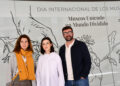 Tarancón se suma una edición más al Día Internacional de los Museos con un mural realizado por la artista taranconera Marta Jiménez Centenera en el escaparate del Museo de Arte Contemporáneo. Precisamente el título de esta exposición es ‘Museos uniendo un mundo dividido’, que coincide con el lema elegido este año para conmemorar dicha efeméride. Este tema también guía las celebraciones del 80 aniversario del ICOM (Consejo Internacional de Museos) a lo largo del año. “Una vez más apostamos por el talento de nuestros artistas, en este caso de Marta Jiménez, que como experta en arte ha colaborado con nosotros como jurado de concursos, ha expuesto dentro de la sección arte taranconero del Museo de Emiliano Lozano, y en otras muchas iniciativas”, ha subrayado el concejal de Cultura y Turismo, Raúl Añover, que junto a la primera teniente de alcalde, Riánsares López, en el Día de los Museos ha querido poner en valor como “los museos son lugares de aprendizaje, son espacios públicos de confianza desde donde se fomenta el respeto mutuo, la cohesión social, el arte como motor de cambio”. También ha querido hacer hincapié en que los museos ayudan a reconstruir la conexión entre generaciones, comunidades y fronteras, fomentando el diálogo, el entendimiento, la inclusión y la paz dentro y entre las comunidades de todo el mundo. Más información sobre el lema de este año El tema «Museos uniendo un mundo dividido» destaca el potencial de los museos para actuar como puentes entre las divisiones culturales, sociales y geopolíticas, fomentando el diálogo, el entendimiento y la paz dentro y entre las comunidades de todo el mundo. Los museos no borran las diferencias, sino que crean las condiciones para que estas se comprendan y se traten con respeto: salvaguardando el patrimonio y la memoria, ofreciendo aprendizaje y reflexión, y proporcionando espacios acogedores donde se pueden escuchar voces diversas. Abiertos y accesibles, los museos fomentan la diversidad y la sostenibilidad.