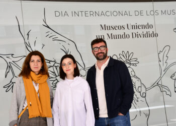 Tarancón se suma una edición más al Día Internacional de los Museos con un mural realizado por la artista taranconera Marta Jiménez Centenera en el escaparate del Museo de Arte Contemporáneo. Precisamente el título de esta exposición es ‘Museos uniendo un mundo dividido’, que coincide con el lema elegido este año para conmemorar dicha efeméride. Este tema también guía las celebraciones del 80 aniversario del ICOM (Consejo Internacional de Museos) a lo largo del año. “Una vez más apostamos por el talento de nuestros artistas, en este caso de Marta Jiménez, que como experta en arte ha colaborado con nosotros como jurado de concursos, ha expuesto dentro de la sección arte taranconero del Museo de Emiliano Lozano, y en otras muchas iniciativas”, ha subrayado el concejal de Cultura y Turismo, Raúl Añover, que junto a la primera teniente de alcalde, Riánsares López, en el Día de los Museos ha querido poner en valor como “los museos son lugares de aprendizaje, son espacios públicos de confianza desde donde se fomenta el respeto mutuo, la cohesión social, el arte como motor de cambio”. También ha querido hacer hincapié en que los museos ayudan a reconstruir la conexión entre generaciones, comunidades y fronteras, fomentando el diálogo, el entendimiento, la inclusión y la paz dentro y entre las comunidades de todo el mundo. Más información sobre el lema de este año El tema «Museos uniendo un mundo dividido» destaca el potencial de los museos para actuar como puentes entre las divisiones culturales, sociales y geopolíticas, fomentando el diálogo, el entendimiento y la paz dentro y entre las comunidades de todo el mundo. Los museos no borran las diferencias, sino que crean las condiciones para que estas se comprendan y se traten con respeto: salvaguardando el patrimonio y la memoria, ofreciendo aprendizaje y reflexión, y proporcionando espacios acogedores donde se pueden escuchar voces diversas. Abiertos y accesibles, los museos fomentan la diversidad y la sostenibilidad.