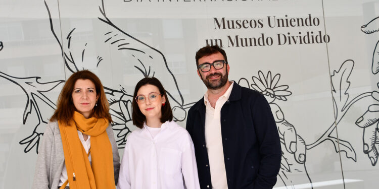 Tarancón se suma al Día Internacional de los Museos con un mural 1 Tarancón se suma una edición más al Día Internacional de los Museos con un mural realizado por la artista taranconera Marta Jiménez Centenera en el escaparate del Museo de Arte Contemporáneo. Precisamente el título de esta exposición es ‘Museos uniendo un mundo dividido’, que coincide con el lema elegido este año para conmemorar dicha efeméride. Este tema también guía las celebraciones del 80 aniversario del ICOM (Consejo Internacional de Museos) a lo largo del año. “Una vez más apostamos por el talento de nuestros artistas, en este caso de Marta Jiménez, que como experta en arte ha colaborado con nosotros como jurado de concursos, ha expuesto dentro de la sección arte taranconero del Museo de Emiliano Lozano, y en otras muchas iniciativas”, ha subrayado el concejal de Cultura y Turismo, Raúl Añover, que junto a la primera teniente de alcalde, Riánsares López, en el Día de los Museos ha querido poner en valor como “los museos son lugares de aprendizaje, son espacios públicos de confianza desde donde se fomenta el respeto mutuo, la cohesión social, el arte como motor de cambio”. También ha querido hacer hincapié en que los museos ayudan a reconstruir la conexión entre generaciones, comunidades y fronteras, fomentando el diálogo, el entendimiento, la inclusión y la paz dentro y entre las comunidades de todo el mundo. Más información sobre el lema de este año El tema «Museos uniendo un mundo dividido» destaca el potencial de los museos para actuar como puentes entre las divisiones culturales, sociales y geopolíticas, fomentando el diálogo, el entendimiento y la paz dentro y entre las comunidades de todo el mundo. Los museos no borran las diferencias, sino que crean las condiciones para que estas se comprendan y se traten con respeto: salvaguardando el patrimonio y la memoria, ofreciendo aprendizaje y reflexión, y proporcionando espacios acogedores donde se pueden escuchar voces diversas. Abiertos y accesibles, los museos fomentan la diversidad y la sostenibilidad.