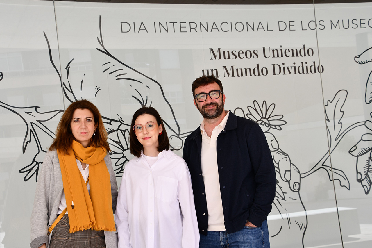 Tarancón se suma al Día Internacional de los Museos con un mural 2 Tarancón se suma una edición más al Día Internacional de los Museos con un mural realizado por la artista taranconera Marta Jiménez Centenera en el escaparate del Museo de Arte Contemporáneo.
Precisamente el título de esta exposición es ‘Museos uniendo un mundo dividido’, que coincide con el lema elegido este año para conmemorar dicha efeméride. Este tema también guía las celebraciones del 80 aniversario del ICOM (Consejo Internacional de Museos) a lo largo del año.
“Una vez más apostamos por el talento de nuestros artistas, en este caso de Marta Jiménez, que como experta en arte ha colaborado con nosotros como jurado de concursos, ha expuesto dentro de la sección arte taranconero del Museo de Emiliano Lozano, y en otras muchas iniciativas”, ha subrayado el concejal de Cultura y Turismo, Raúl Añover, que junto a la primera teniente de alcalde, Riánsares López, en el Día de los Museos ha querido poner en valor como “los museos son lugares de aprendizaje, son espacios públicos de confianza desde donde se fomenta el respeto mutuo, la cohesión social, el arte como motor de cambio”. También ha querido hacer hincapié en que los museos ayudan a reconstruir la conexión entre generaciones, comunidades y fronteras, fomentando el diálogo, el entendimiento, la inclusión y la paz dentro y entre las comunidades de todo el mundo.Más información sobre el lema de este año
El tema «Museos uniendo un mundo dividido» destaca el potencial de los museos para actuar como puentes entre las divisiones culturales, sociales y geopolíticas, fomentando el diálogo, el entendimiento y la paz dentro y entre las comunidades de todo el mundo. Los museos no borran las diferencias, sino que crean las condiciones para que estas se comprendan y se traten con respeto: salvaguardando el patrimonio y la memoria, ofreciendo aprendizaje y reflexión, y proporcionando espacios acogedores donde se pueden escuchar voces diversas. Abiertos y accesibles, los museos fomentan la diversidad y la sostenibilidad.