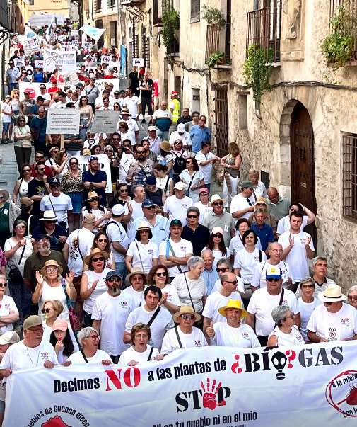 Tensión en Cuenca por las macroplantas cientos de manifestantes piden la dimisión de la consejera mientras la policía blinda las Casas Colgadas