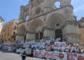 Tensión en Cuenca por las macroplantas cientos de manifestantes piden la dimisión de la consejera mientras la policía blinda las Casas Colgadas