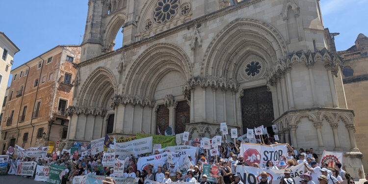 Tensión en Cuenca por las macroplantas cientos de manifestantes piden la dimisión de la consejera mientras la policía blinda las Casas Colgadas