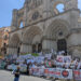 Tensión en Cuenca por las macroplantas cientos de manifestantes piden la dimisión de la consejera mientras la policía blinda las Casas Colgadas