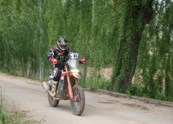 Tosha Schareina, el piloto oficial de Honda se adelanta en el ecuador de la Baja TT Cuenca