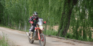 Tosha Schareina, el piloto oficial de Honda se adelanta en el ecuador de la Baja TT Cuenca