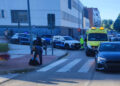Un turismo ha atropellado la mañana de este martes a un menor de edad en la capital conquense mientras este se dirigía a su instituto. El suceso ha ocurrido en la intersección de la calle Joaquín Turina con Río Mariana, justo cuando el joven intentaba cruzar un paso de peatones sin apearse de su bicicleta. Tras recibir el aviso, los servicios de emergencia se han desplazado de inmediato al lugar del impacto. El personal sanitario ha valorado la situación en la propia vía y ha decidido el traslado urgente del menor al Servicio de Urgencias del hospital a bordo de una UVI móvil, donde ha ingresado con pronóstico reservado. La Policía Local de Cuenca ha aprovechado la gravedad del suceso para emitir una advertencia tajante sobre la seguridad vial en la ciudad. Los agentes recuerdan que los usuarios de bicicletas y Vehículos de Movilidad Personal (VMP) tienen la obligación de bajarse y cruzar andando cualquier paso de cebra para tener prioridad. Hacerlo montado constituye una infracción técnica y reduce drásticamente el tiempo de reacción de los conductores, impidiéndoles frenar a tiempo ante la velocidad inesperada de la bicicleta. Seguridad vial y movilidad escolar Este incidente refleja una problemática recurrente en las calles de la capital. Tal y como ha documentado Liberal de Castilla a lo largo del último año, la proliferación de patinetes eléctricos y bicicletas en los trayectos escolares ha obligado a la Policía Local de Cuenca a desplegar diversas campañas específicas de vigilancia. Estas acciones se han centrado precisamente en corregir el uso indebido de los pasos de peatones y la circulación de vehículos sobre las aceras. La evolución de la movilidad urbana en los barrios de Cuenca demuestra que la convivencia entre peatones, VMP y coches en los entornos educativos sigue siendo un punto crítico. Las autoridades han pasado de la recomendación ciudadana a intensificar los controles para evitar que las prisas en los horarios de entrada y salida a los centros educativos terminen en colisiones, exigiendo a los conductores que extremen la precaución y a los ciclistas que respeten su papel de viandantes al cruzar.