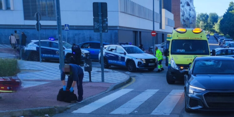 Un turismo ha atropellado la mañana de este martes a un menor de edad en la capital conquense mientras este se dirigía a su instituto. El suceso ha ocurrido en la intersección de la calle Joaquín Turina con Río Mariana, justo cuando el joven intentaba cruzar un paso de peatones sin apearse de su bicicleta. Tras recibir el aviso, los servicios de emergencia se han desplazado de inmediato al lugar del impacto. El personal sanitario ha valorado la situación en la propia vía y ha decidido el traslado urgente del menor al Servicio de Urgencias del hospital a bordo de una UVI móvil, donde ha ingresado con pronóstico reservado. La Policía Local de Cuenca ha aprovechado la gravedad del suceso para emitir una advertencia tajante sobre la seguridad vial en la ciudad. Los agentes recuerdan que los usuarios de bicicletas y Vehículos de Movilidad Personal (VMP) tienen la obligación de bajarse y cruzar andando cualquier paso de cebra para tener prioridad. Hacerlo montado constituye una infracción técnica y reduce drásticamente el tiempo de reacción de los conductores, impidiéndoles frenar a tiempo ante la velocidad inesperada de la bicicleta. Seguridad vial y movilidad escolar Este incidente refleja una problemática recurrente en las calles de la capital. Tal y como ha documentado Liberal de Castilla a lo largo del último año, la proliferación de patinetes eléctricos y bicicletas en los trayectos escolares ha obligado a la Policía Local de Cuenca a desplegar diversas campañas específicas de vigilancia. Estas acciones se han centrado precisamente en corregir el uso indebido de los pasos de peatones y la circulación de vehículos sobre las aceras. La evolución de la movilidad urbana en los barrios de Cuenca demuestra que la convivencia entre peatones, VMP y coches en los entornos educativos sigue siendo un punto crítico. Las autoridades han pasado de la recomendación ciudadana a intensificar los controles para evitar que las prisas en los horarios de entrada y salida a los centros educativos terminen en colisiones, exigiendo a los conductores que extremen la precaución y a los ciclistas que respeten su papel de viandantes al cruzar.