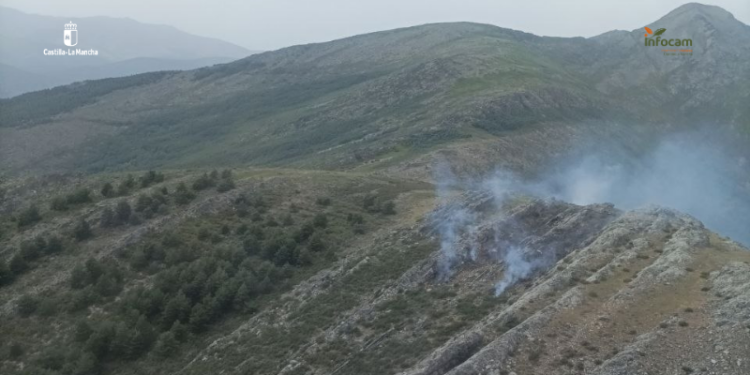 Controlado el incendio de monte bajo en Palancares de Tamajón tras cuatro horas de trabajos 1 Un incendio de monte bajo en Palancares de Tamajón moviliza a cerca de treinta efectivos