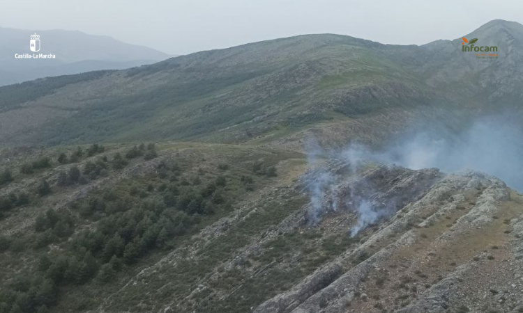 Un incendio de monte bajo en Palancares de Tamajón moviliza a cerca de treinta efectivos
