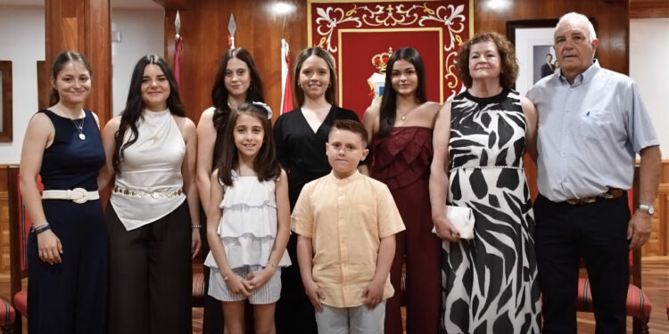 Presentada la Corte de Honor de las Fiestas y Feria Nuestra Señora de Riánsares 2026 1 Presentada la Corte de Honor de las Fiestas y Feria Nuestra Señora de Riánsares 2026