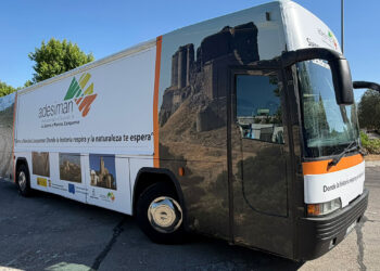 La Federación para el Desarrollo de la Sierra y Mancha Conquense, ADESIMAN, continúa impulsando la promoción turística de su territorio con la puesta en marcha del Expobús, una unidad móvil de promoción que recorrerá, durante el mes de junio, varias ciudades con el objetivo de acercar al público los recursos patrimoniales, naturales, culturales y turísticos de la Sierra y Mancha Conquense. El Expobús es una iniciativa incluida en el Plan de Sostenibilidad Turística en Destino, consistente en un autobús escenario acristalado, acompañado de una carpa exterior de atención al público, en el que las personas visitantes podrán recibir información directa sobre el destino, conocer algunos de sus principales recursos y acceder a contenidos audiovisuales preparados para mostrar la riqueza del territorio de una forma cercana y visual. La actuación forma parte de la estrategia de promoción turística desarrollada por ADESIMAN para mejorar la visibilidad exterior de la Sierra y Mancha Conquense y reforzar su posicionamiento como espacio singular dentro del turismo de interior, apoyada en sus pueblos, paisajes, patrimonio histórico, espacios naturales, rutas y experiencias vinculadas al medio rural. Con esta iniciativa, ADESIMAN no solo promociona los municipios que integran su ámbito de actuación, sino que contribuye a fortalecer el papel de la provincia de Cuenca en el conjunto de la oferta turística regional. La Sierra y Mancha Conquense reúne una combinación de patrimonio, naturaleza, cultura, paisaje agrario, identidad rural y formas de vida que dialogan con algunos de los valores más reconocibles de Castilla-La Mancha. Durante su recorrido, el Expobús contará con personal de dinamización encargado de atender al público, facilitar información turística, registrar visitantes y distribuir material promocional del territorio. La iniciativa busca establecer un contacto directo con potenciales visitantes procedentes de mercados emisores relevantes, especialmente interesados en propuestas de turismo cultural, natural, patrimonial y de proximidad. La presencia del Expobús en distintas ciudades permite acercar al público una imagen renovada del medio rural conquense y castellanomanchego, mostrando un territorio diverso, accesible y con capacidad para articular experiencias turísticas ligadas a la historia, la naturaleza, la gastronomía, las rutas, los espacios patrimoniales y la vida de sus pueblos. El horario de apertura al público será de 10:00 a 17:00 horas en todas las ciudades previstas. El calendario y las ubicaciones del Expobús serán los siguientes: Toledo 14 y 15 de junio. Plaza situada en Avenida Castilla-La Mancha, 6, esquina con calle Carrera. Alicante 17 y 18 de junio. Playa de San Juan. Avenida de Niza, Aparcamiento 4, esquina con calle Milán. Valencia 21 y 22 de junio. Plaza Zaragoza. Madrid 23 y 24 de junio. Estación de Príncipe Pío, frente al acceso al Centro Comercial. Paseo de la Florida, 2. Con esta actuación, ADESIMAN contribuye a dar mayor visibilidad a los municipios rurales, a diversificar los destinos de interior y a reforzar el papel del turismo como elemento de desarrollo, equilibrio territorial y generación de nuevas oportunidades en el medio rural. La iniciativa se dirige tanto al público general como a personas interesadas en conocer nuevas propuestas de turismo rural, cultural y de naturaleza, facilitando información directa y materiales que permitan descubrir con mayor detalle los municipios que integran el ámbito de actuación de ADESIMAN y su conexión con el conjunto de la provincia de Cuenca y Castilla-La Mancha. El Expobús se concibe, por tanto, como una herramienta de promoción territorial y también como una acción de desarrollo rural, orientada a reforzar la visibilidad de los pueblos, mejorar el conocimiento del destino y contribuir a que la Sierra y Mancha Conquense forme parte activa de la imagen turística de la provincia y de la región.
